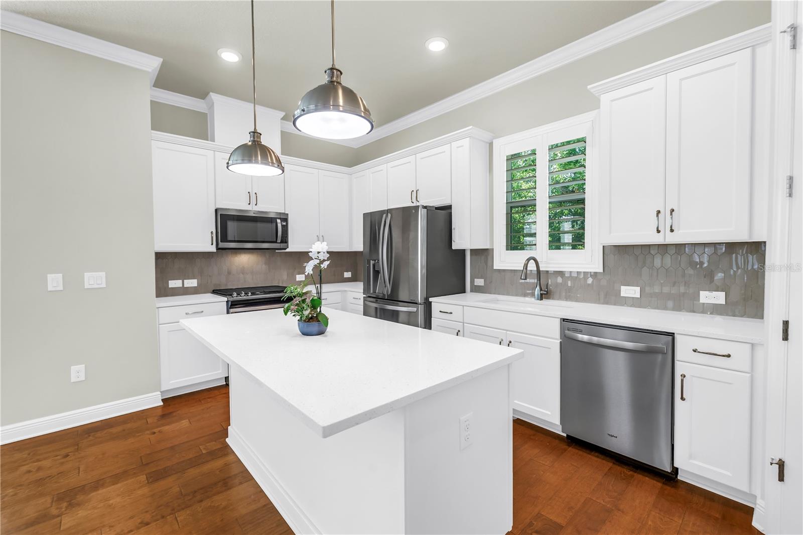 Listing photo id 3 for 3807 Cleveland Street