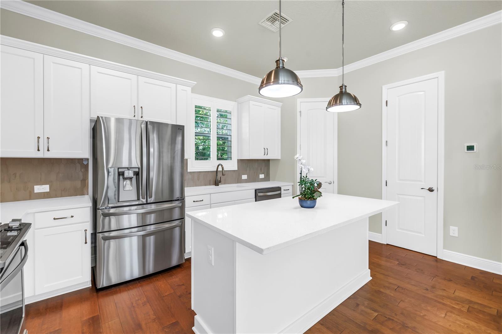 Listing photo id 4 for 3807 Cleveland Street