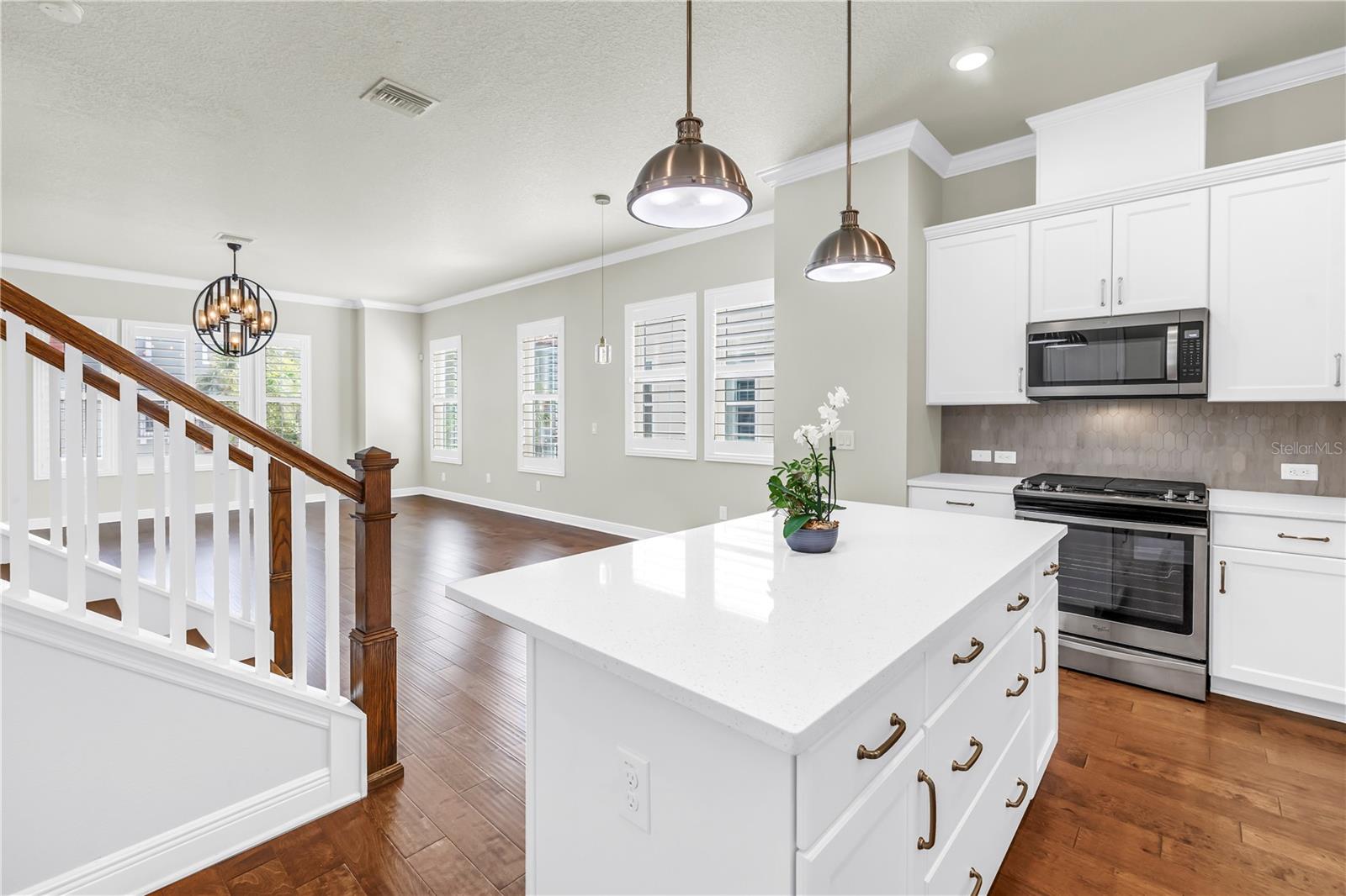 Listing photo id 5 for 3807 Cleveland Street