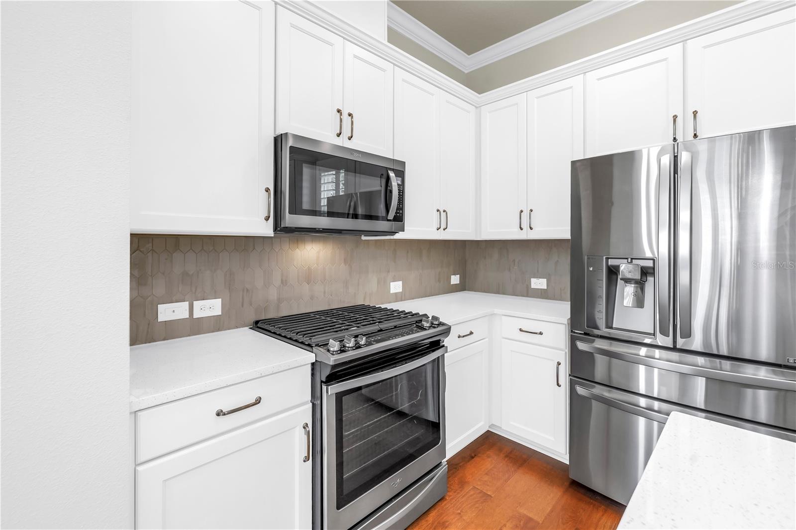 Listing photo id 6 for 3807 Cleveland Street