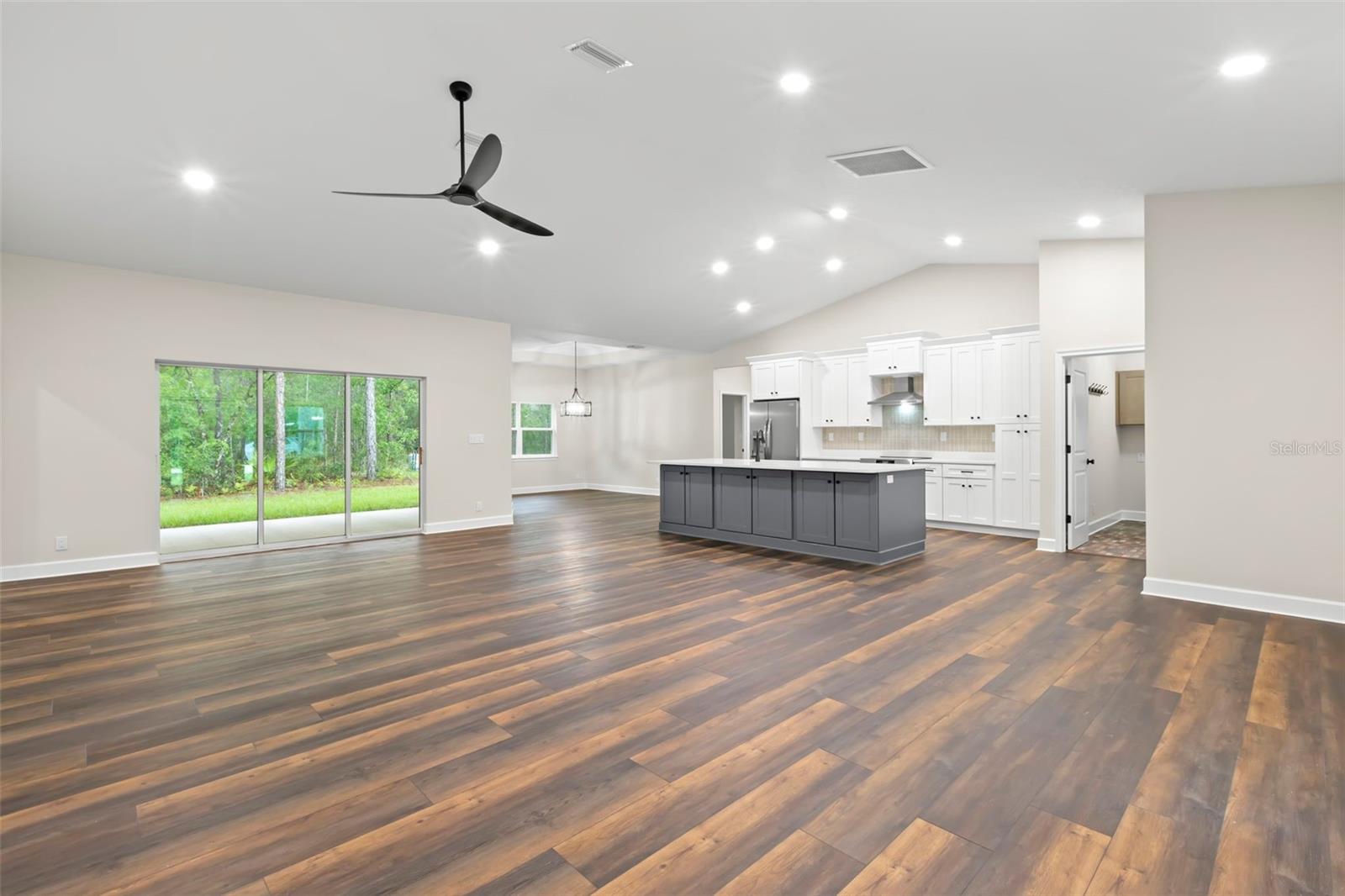 Listing photo id 9 for 13332 Schick Avenue