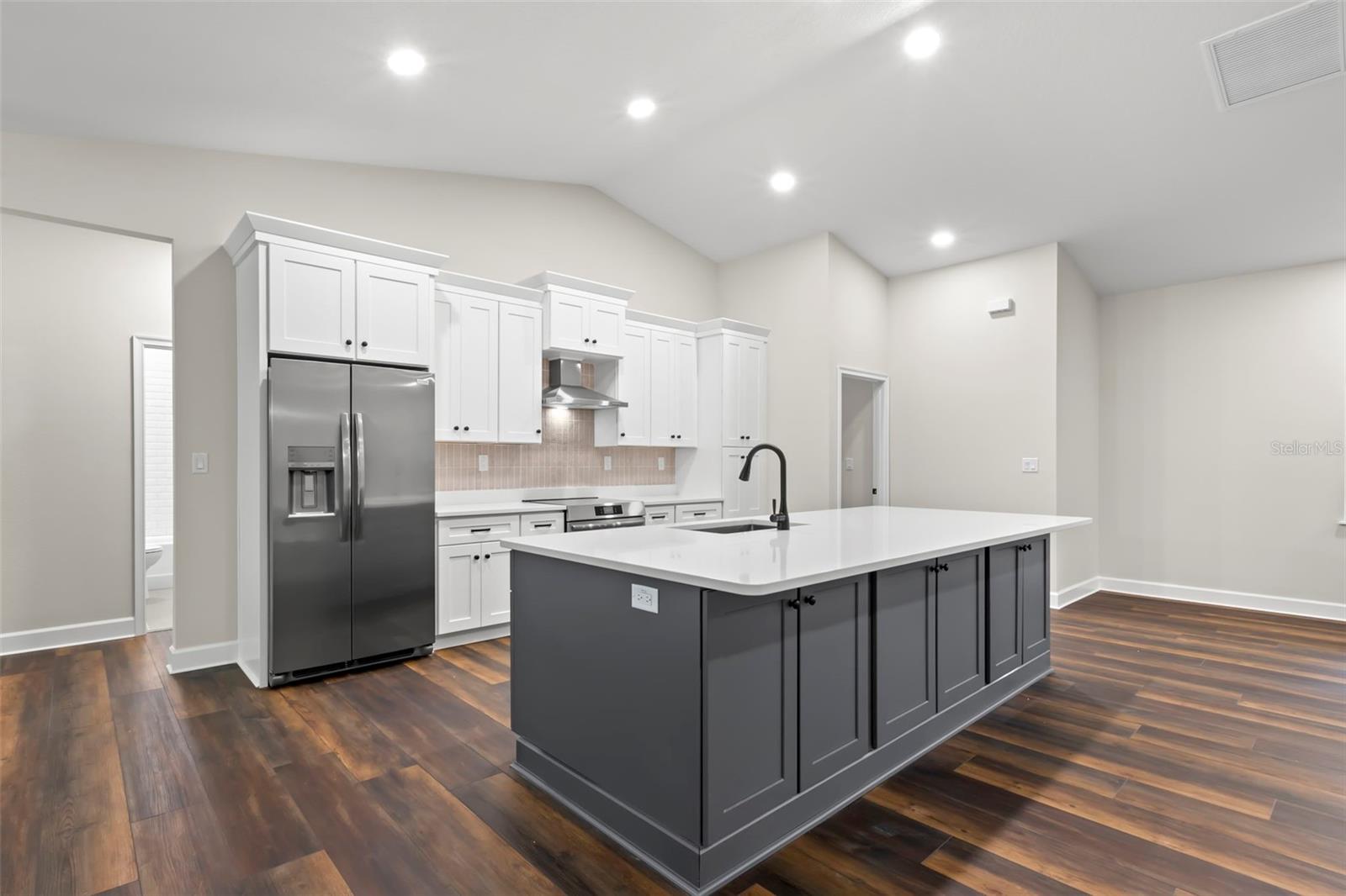 Listing photo id 3 for 13332 Schick Avenue