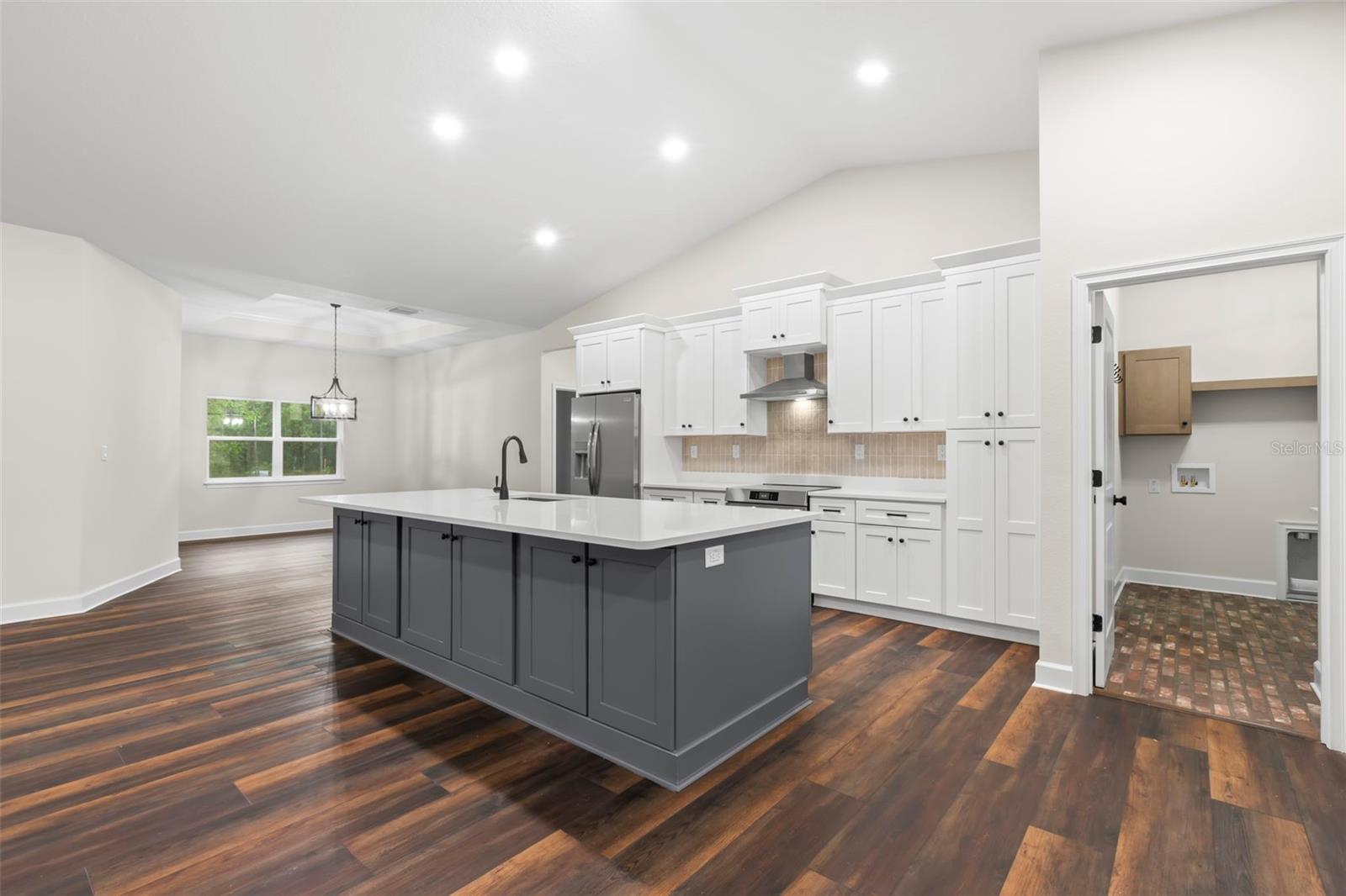 Listing photo id 6 for 13332 Schick Avenue