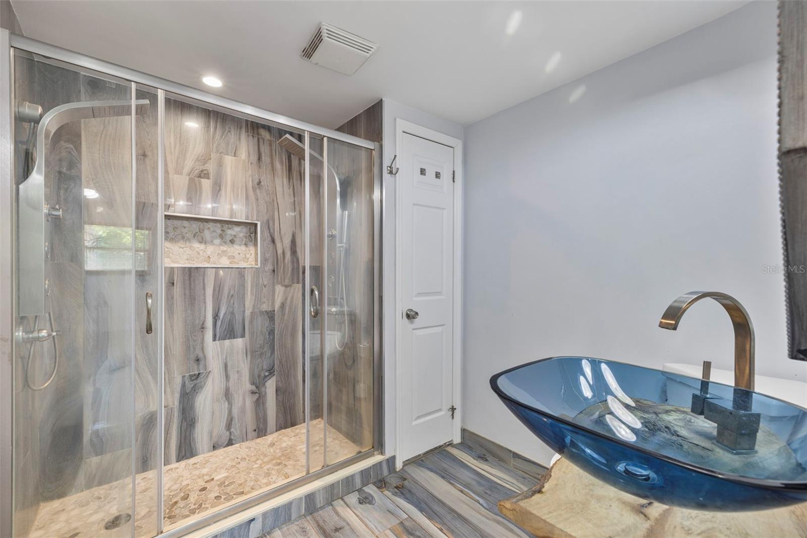 Listing photo id 15 for 4530 Catalonia Way S