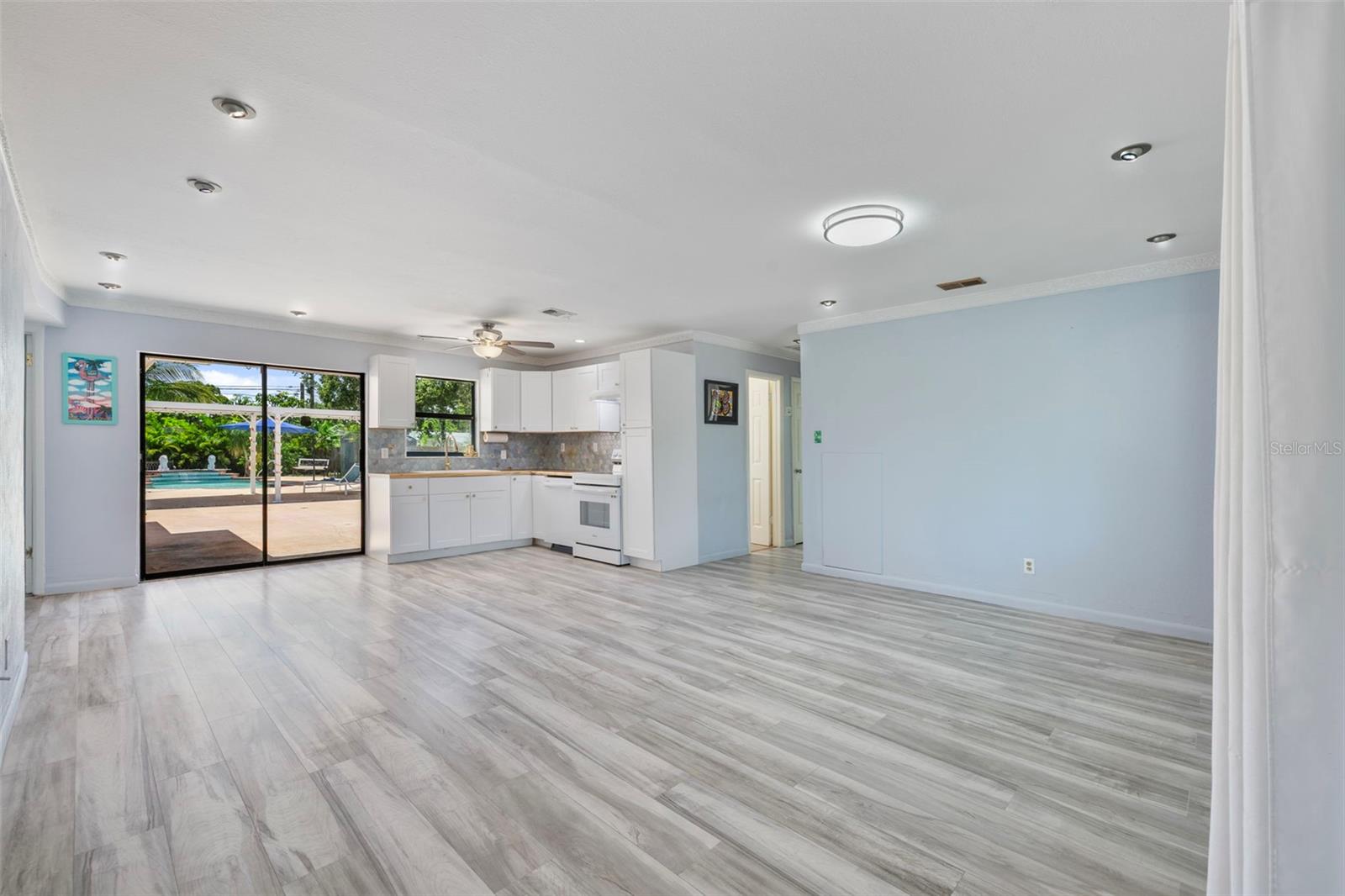 Listing photo id 3 for 4530 Catalonia Way S