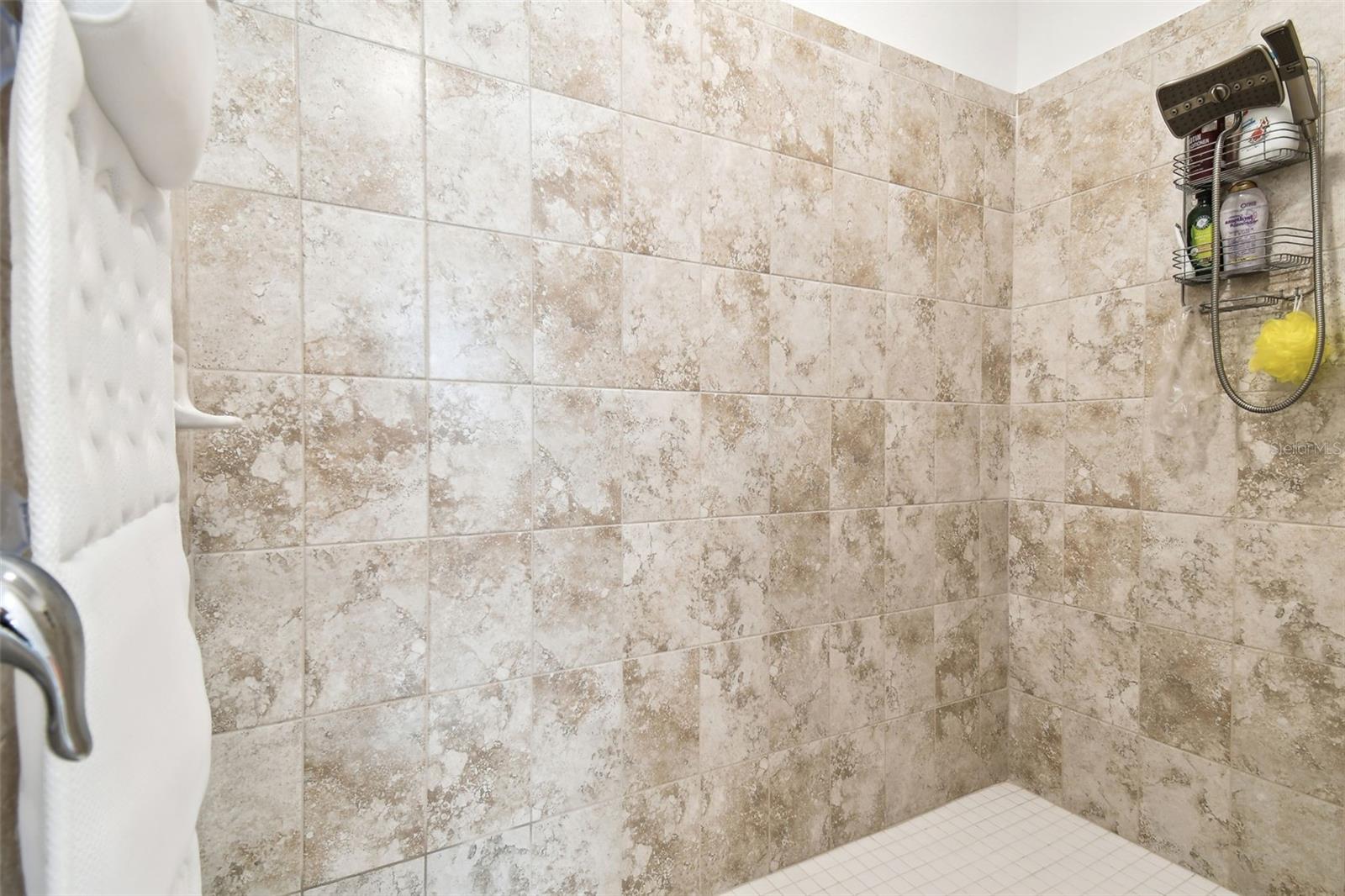 Listing photo id 16 for 12351 Nouveau Avenue