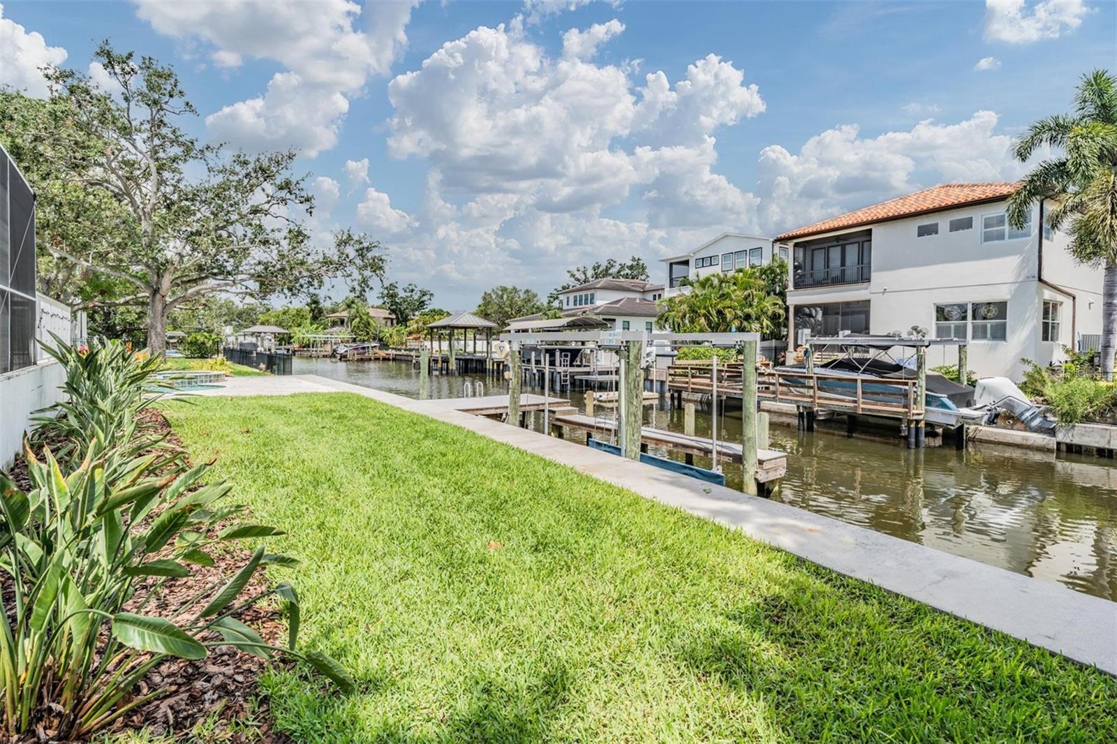 Listing photo id 0 for 650 Geneva Place