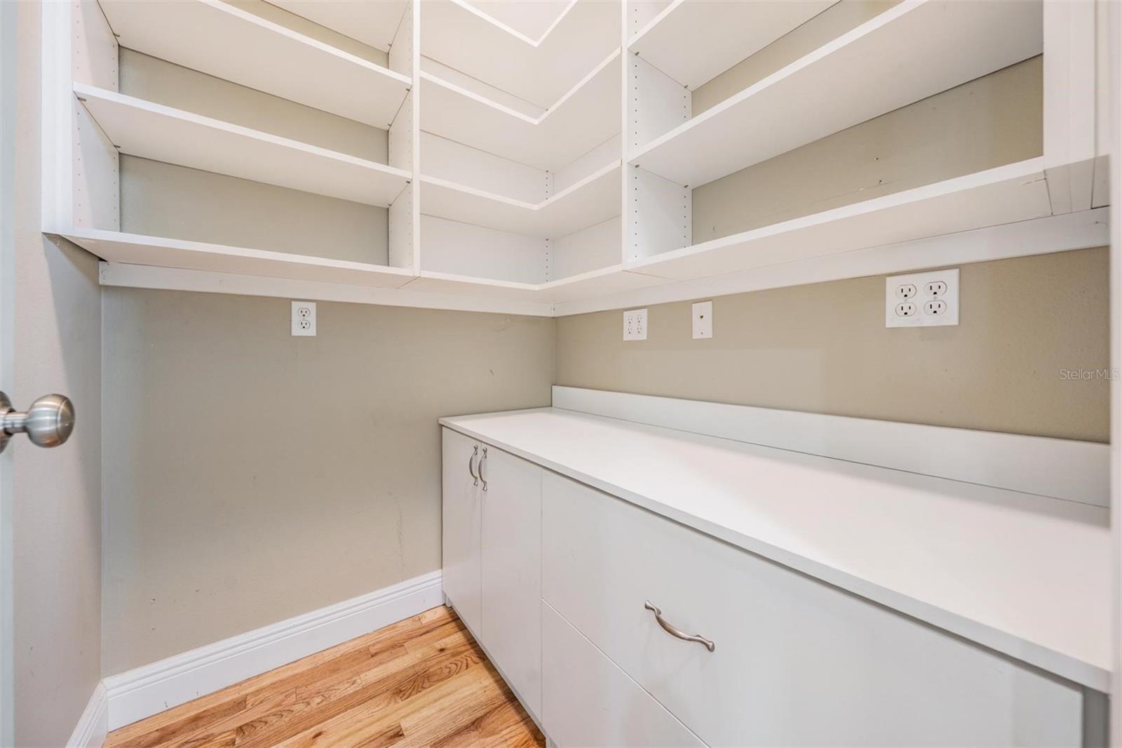Listing photo id 18 for 650 Geneva Place