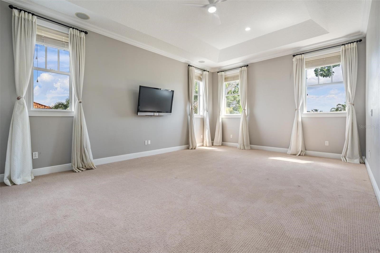 Listing photo id 25 for 650 Geneva Place