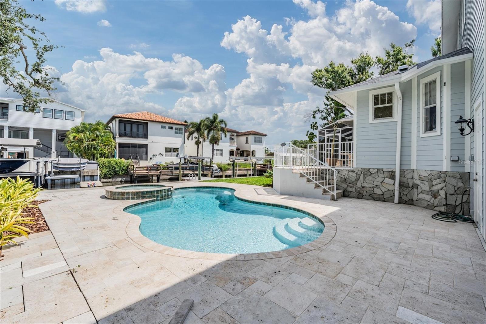 Listing photo id 1 for 650 Geneva Place