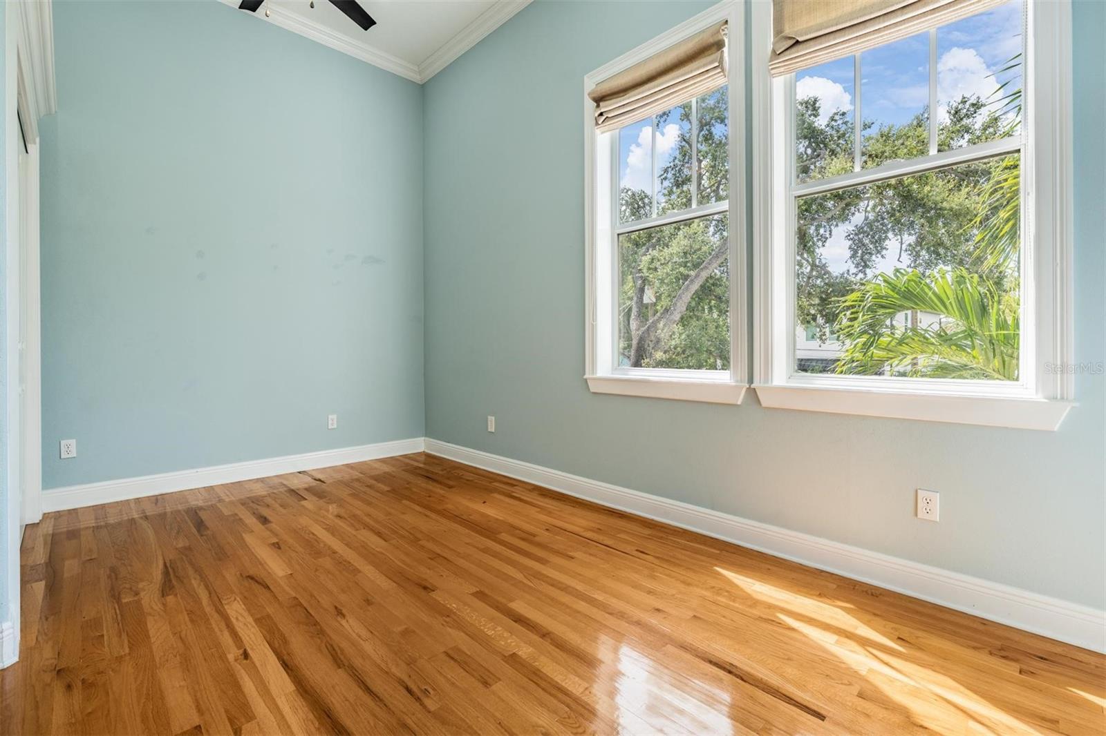 Listing photo id 31 for 650 Geneva Place