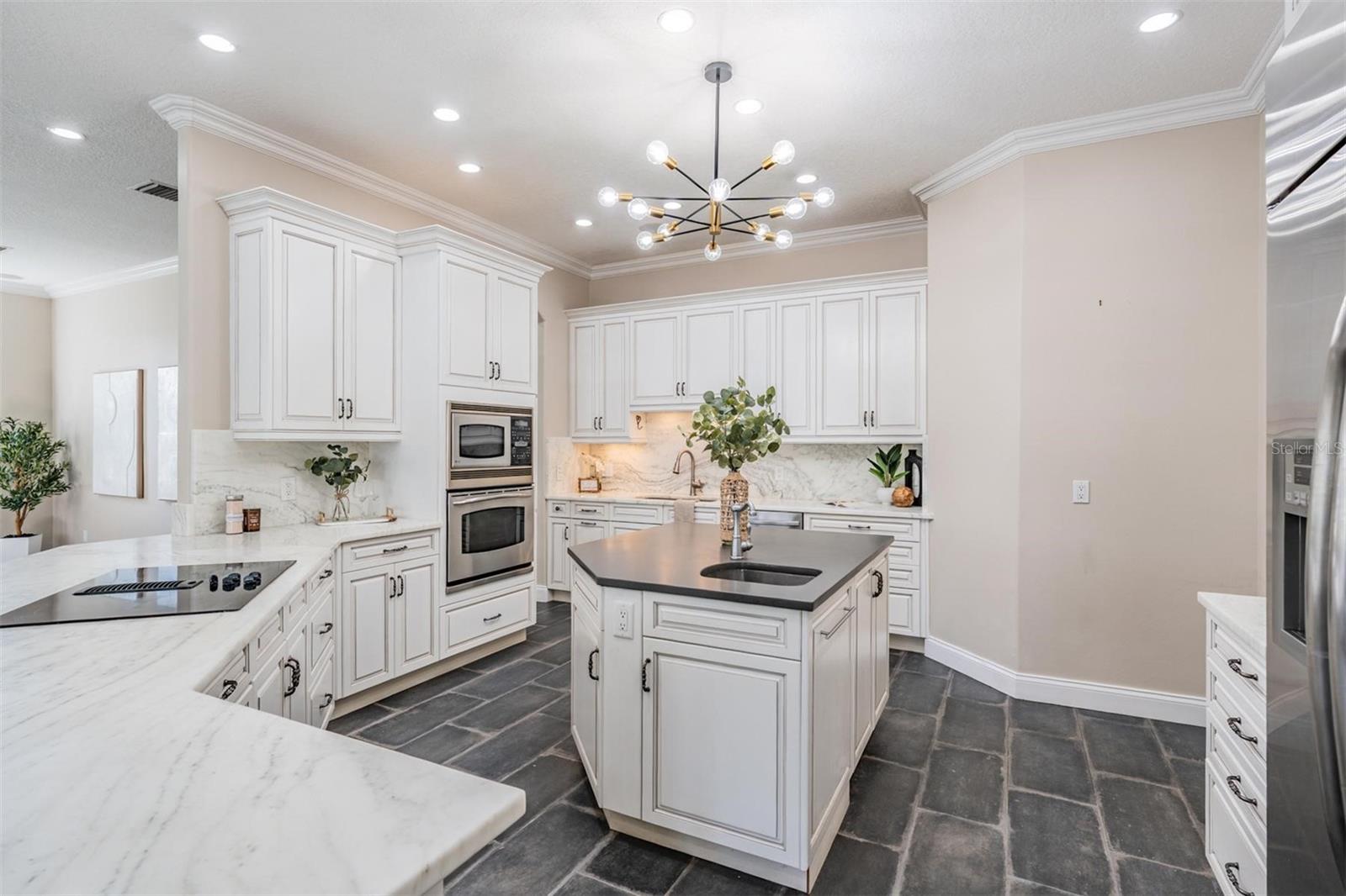 Listing photo id 2 for 650 Geneva Place