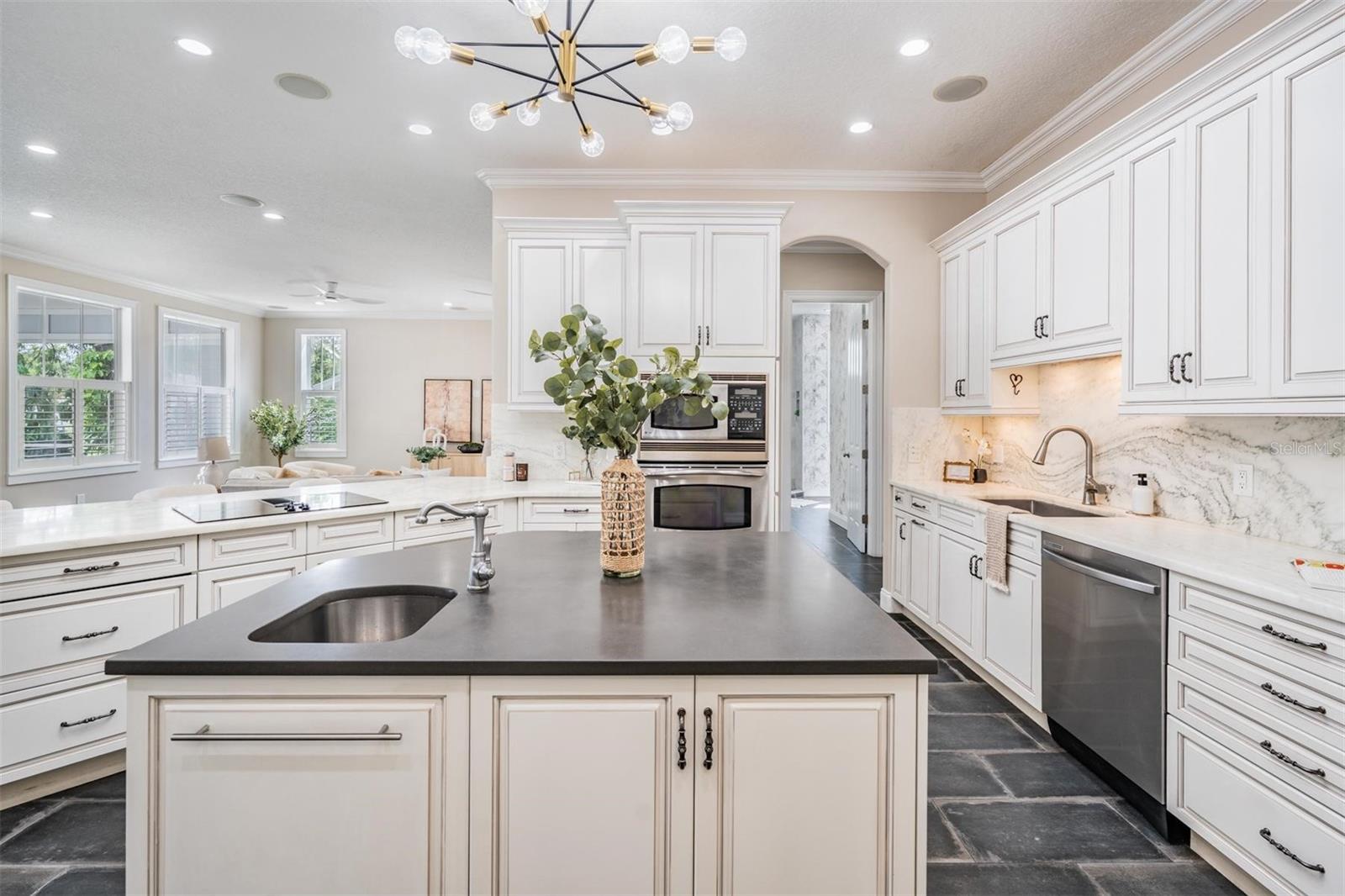 Listing photo id 3 for 650 Geneva Place