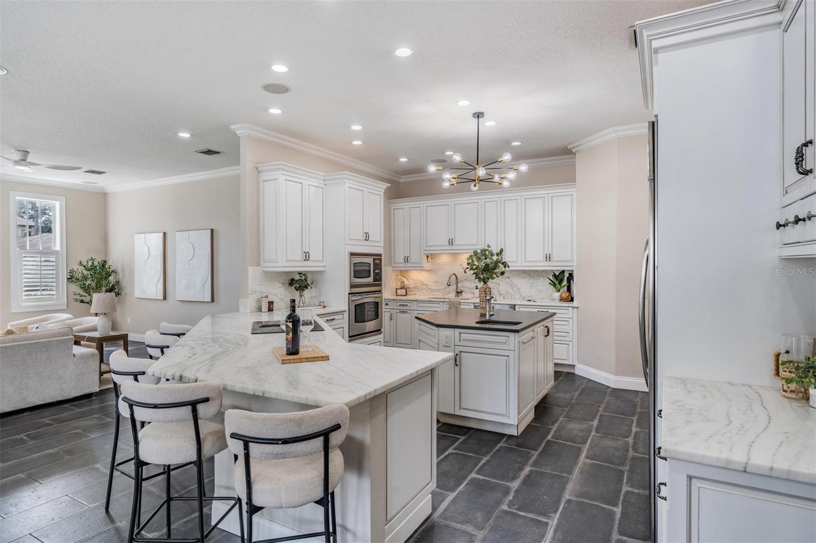 Listing photo id 4 for 650 Geneva Place