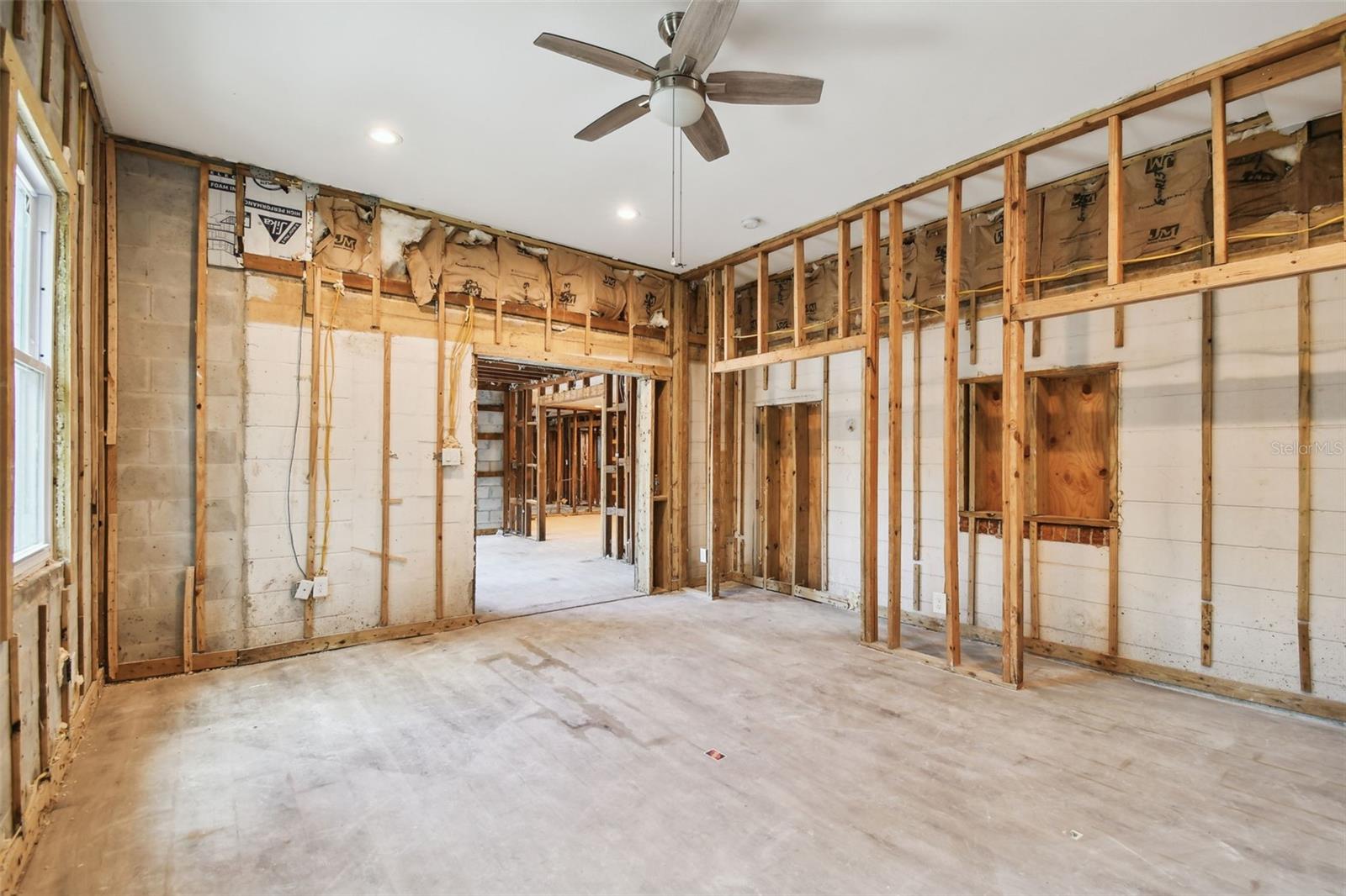 Image 18 of 44 For 5107 Azeele Street