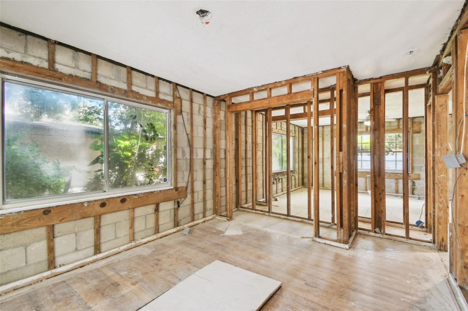 Image 31 of 44 For 5107 Azeele Street
