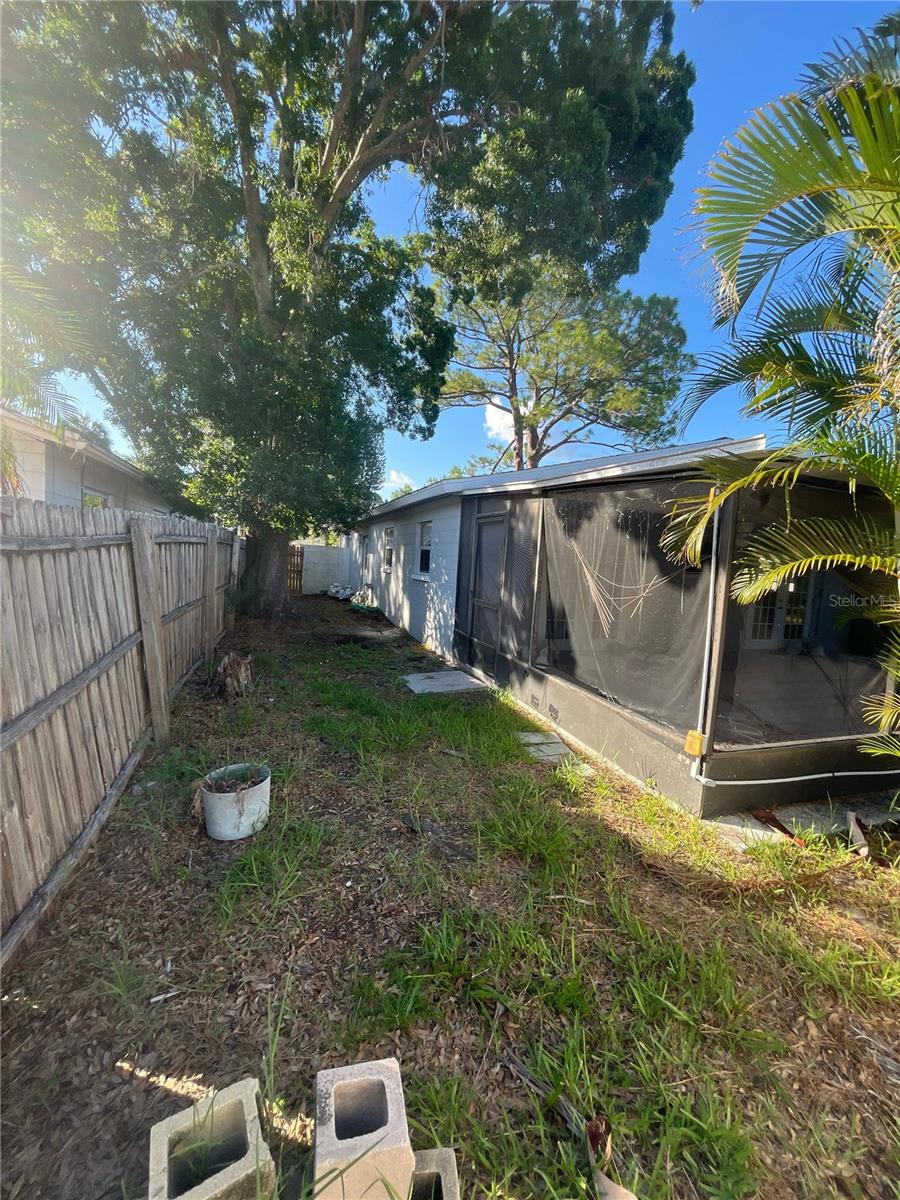 Listing photo id 23 for 1782 Michigan Avenue Ne
