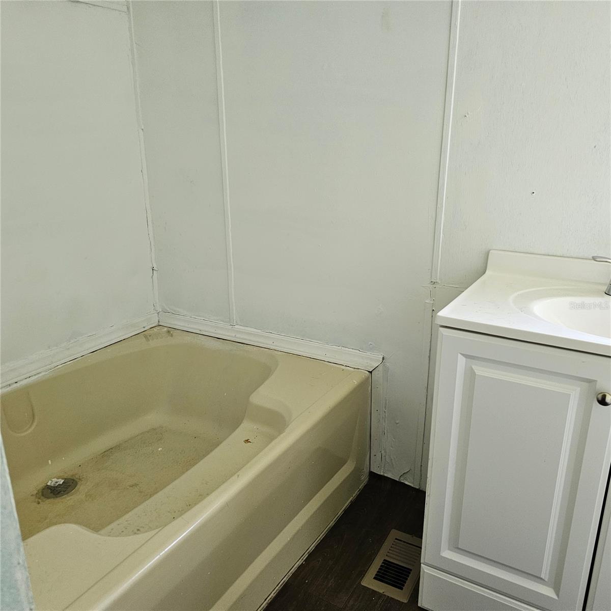 Listing photo id 4 for 2603 Ince Drive