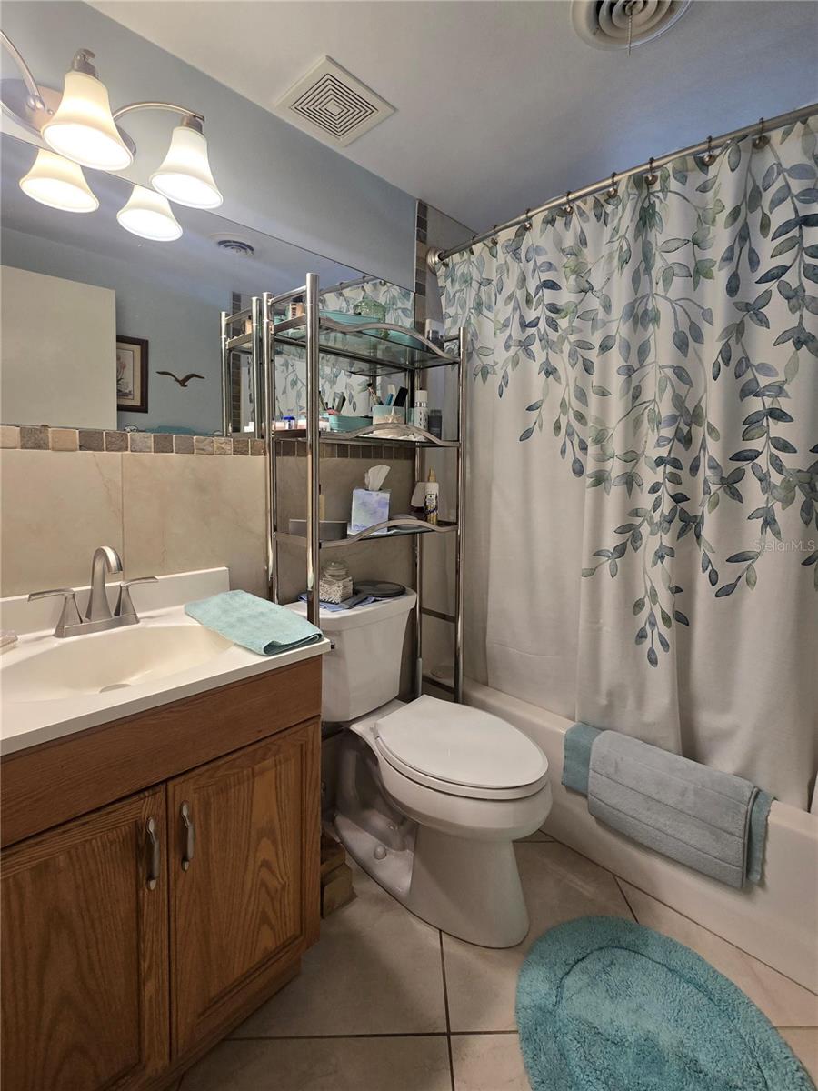 Listing photo id 11 for 7427 Banner Street