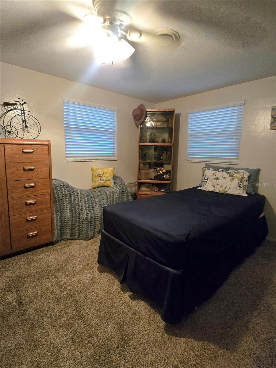 Listing photo id 12 for 7427 Banner Street