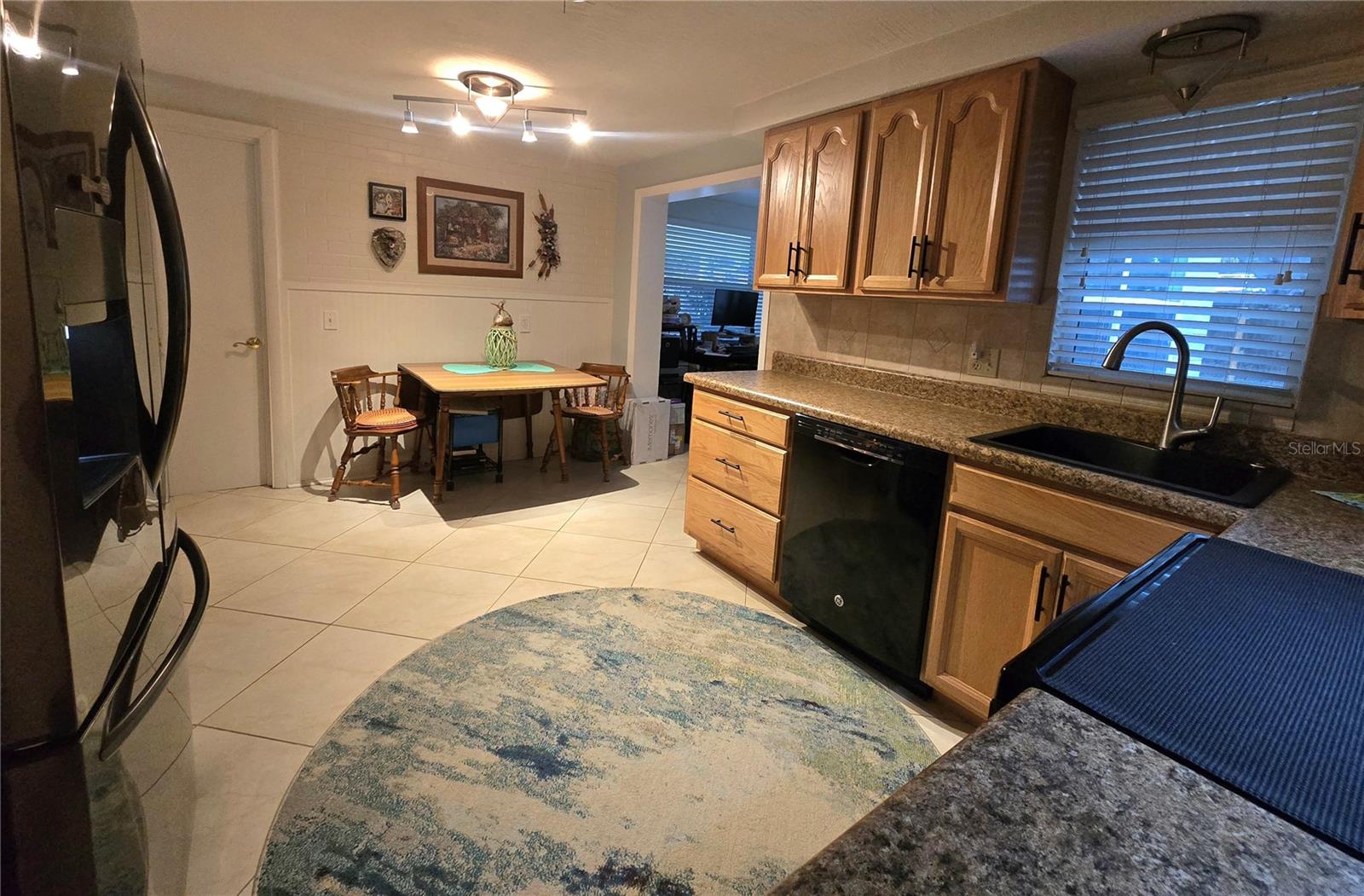 Listing photo id 14 for 7427 Banner Street