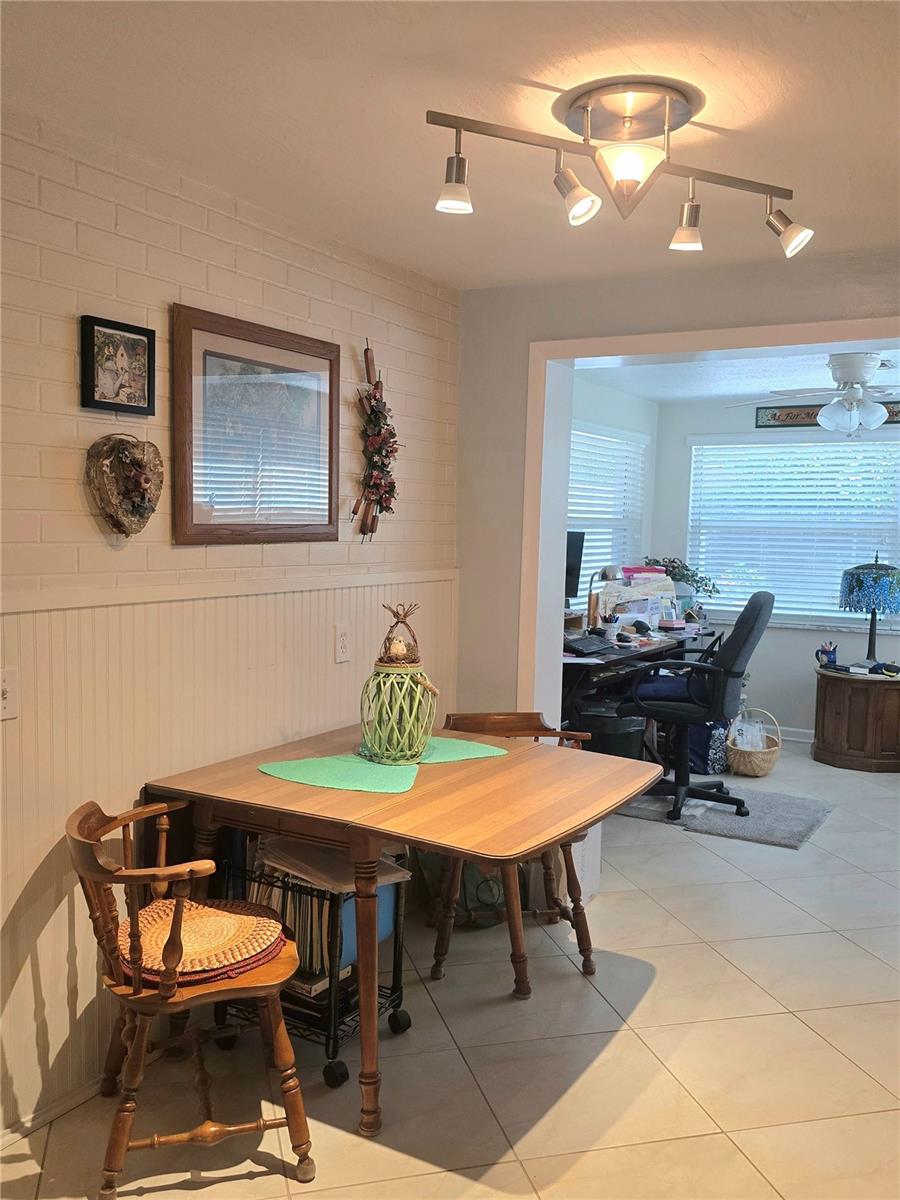 Listing photo id 17 for 7427 Banner Street