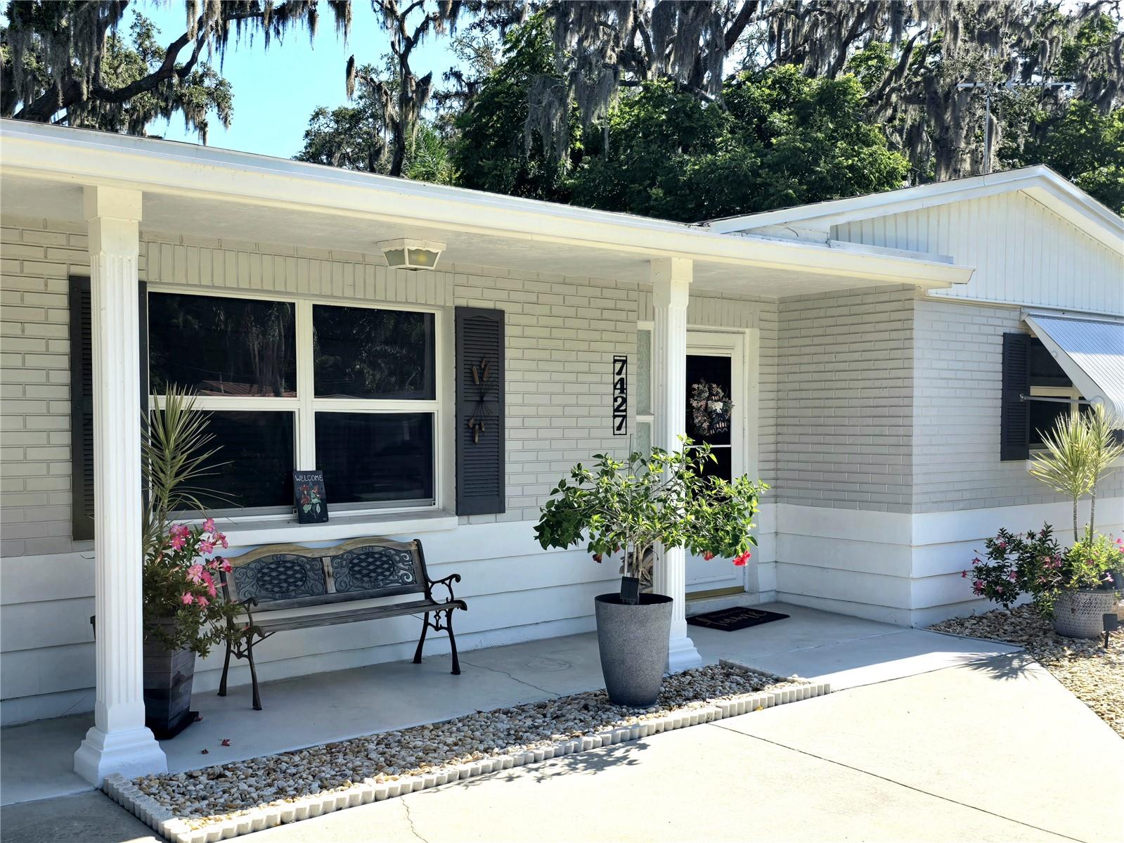 Listing photo id 0 for 7427 Banner Street