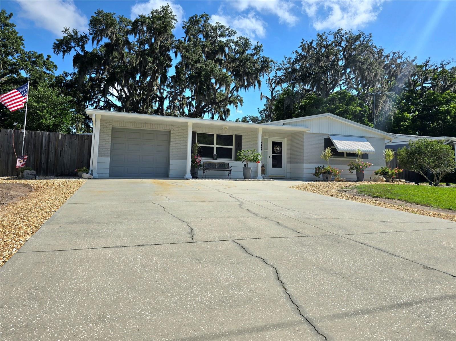 Listing photo id 32 for 7427 Banner Street