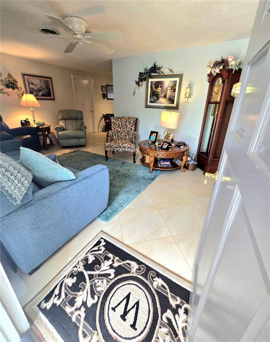 Listing photo id 2 for 7427 Banner Street