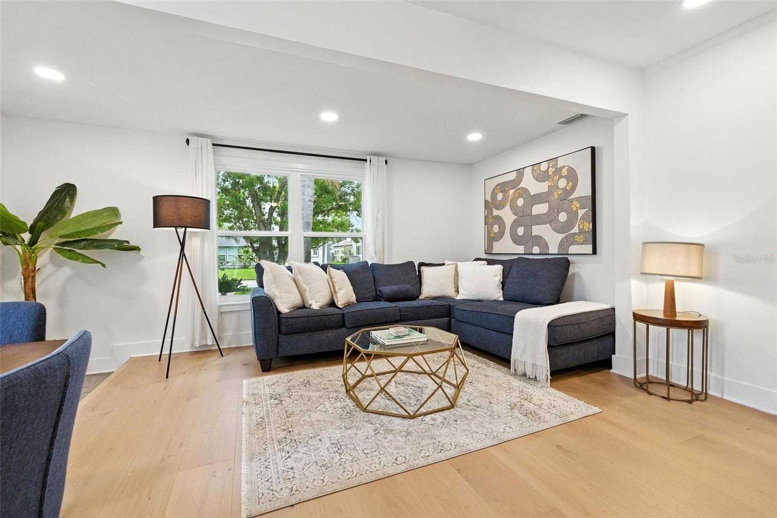 Image 11 of 38 For 706 39th Avenue Ne