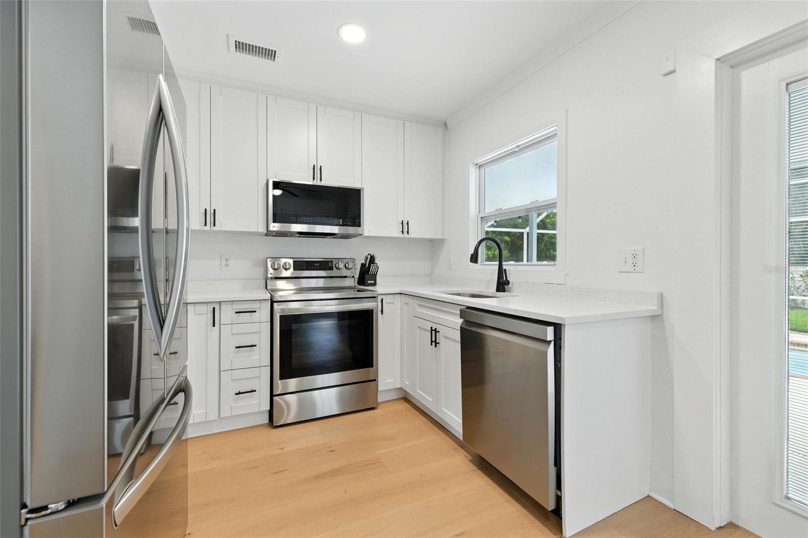 Image 21 of 38 For 706 39th Avenue Ne