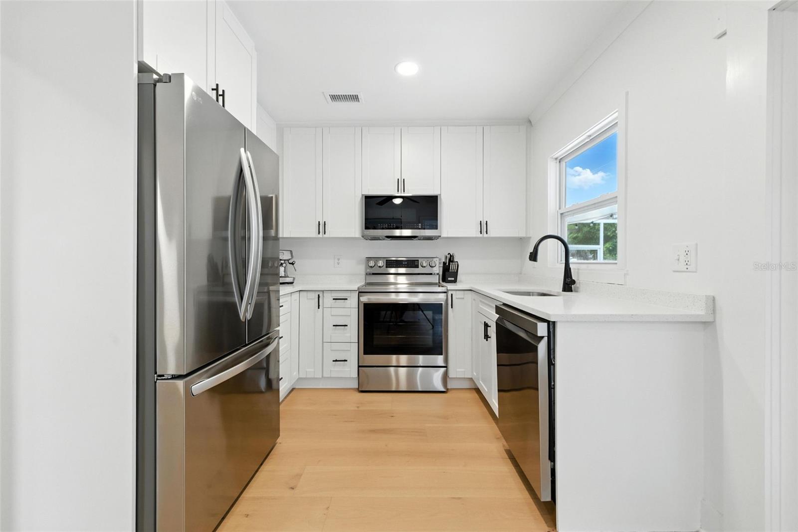 Image 22 of 38 For 706 39th Avenue Ne