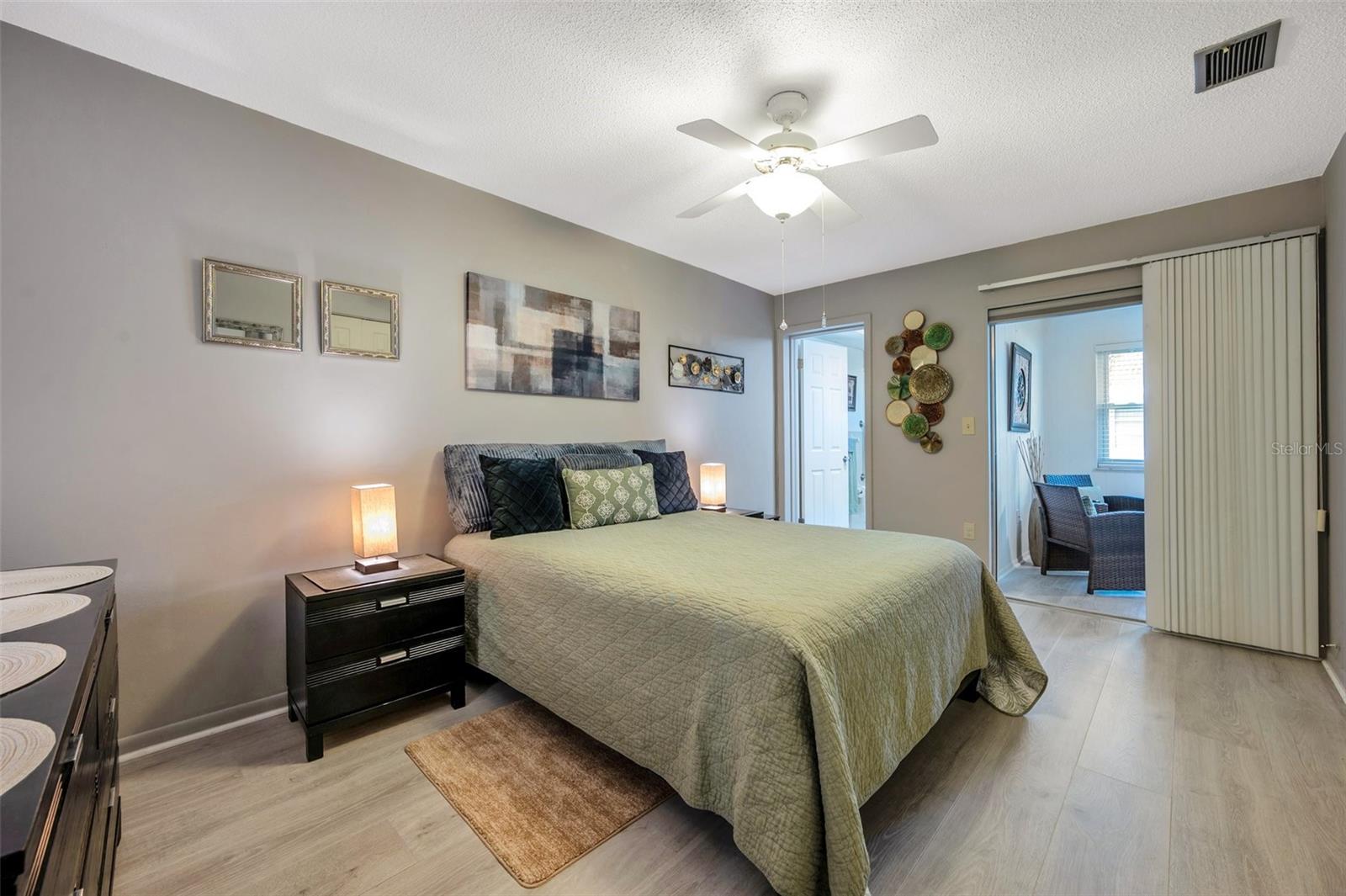Listing photo id 24 for 11200 102nd Avenue 119