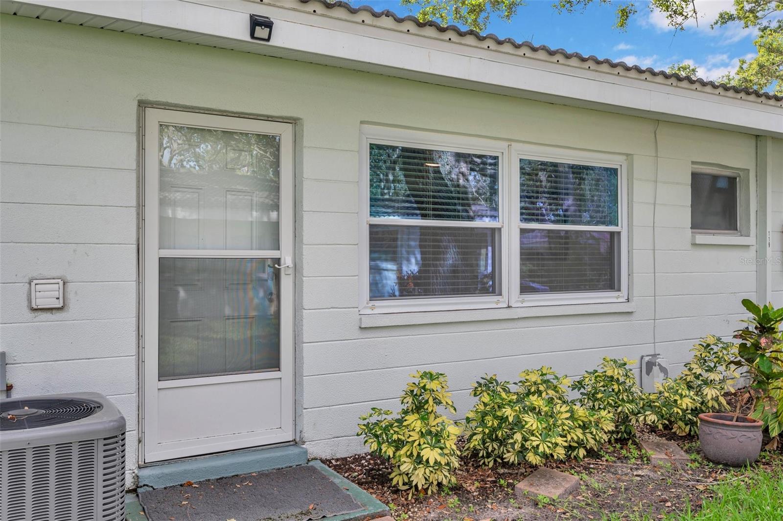 Listing photo id 36 for 11200 102nd Avenue 119