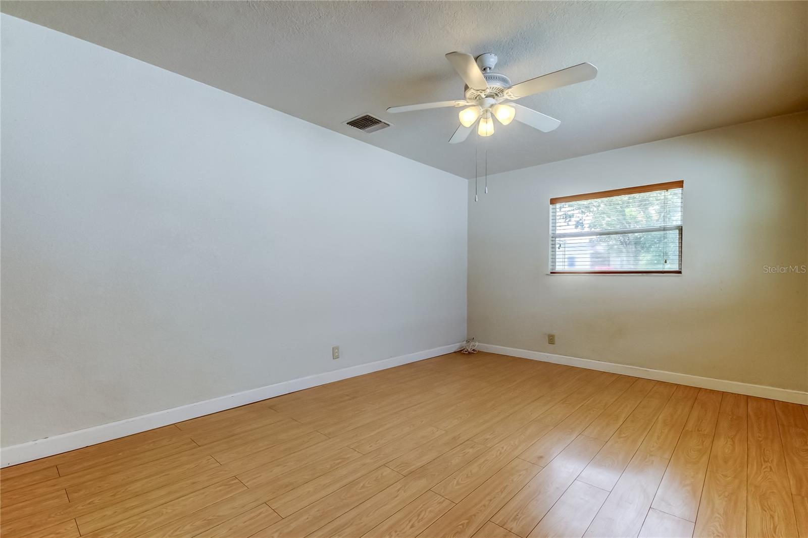 Listing photo id 13 for 4481 57th Avenue N