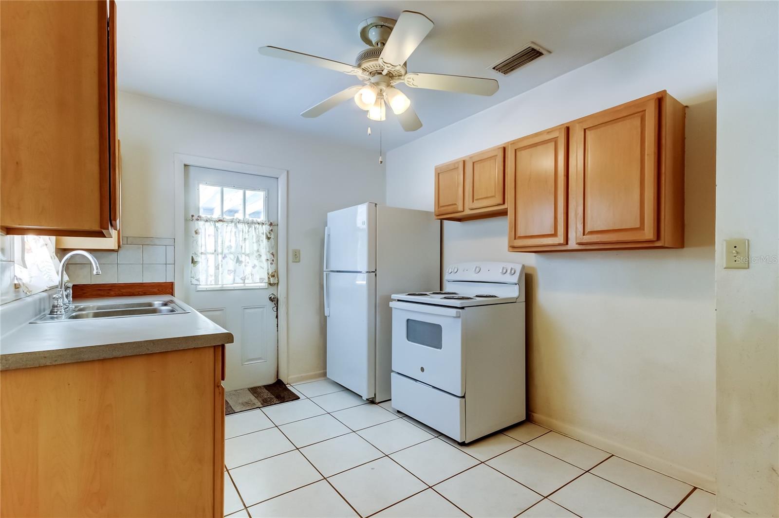 Listing photo id 7 for 4481 57th Avenue N