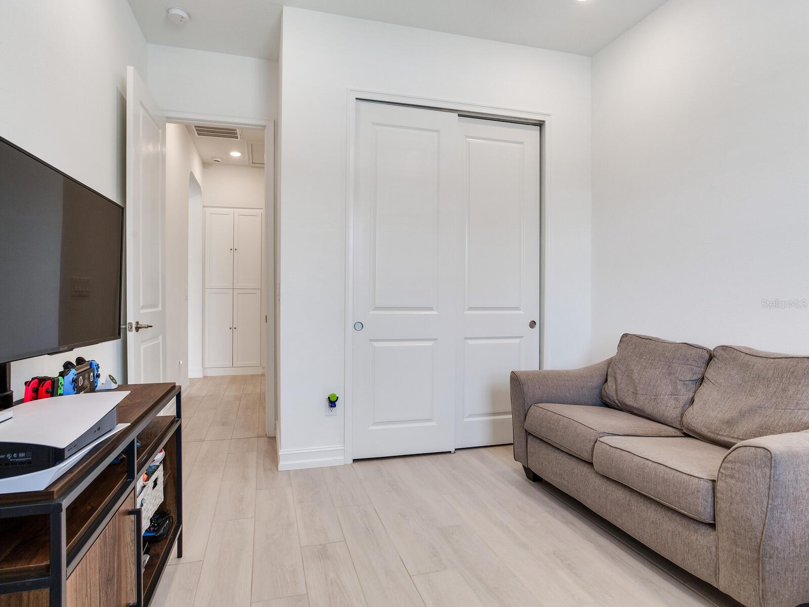 Listing photo id 16 for 6057 Marsh Trail Drive