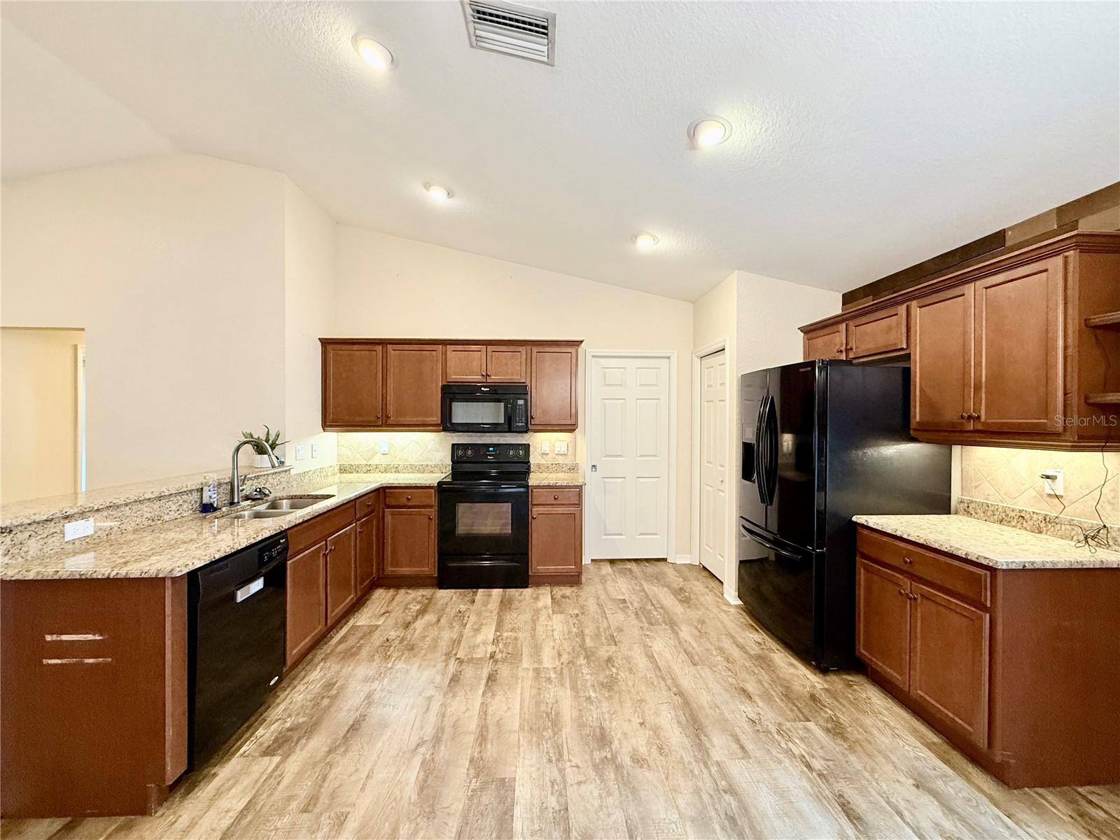 Listing photo id 8 for 6054 Merrifield Drive