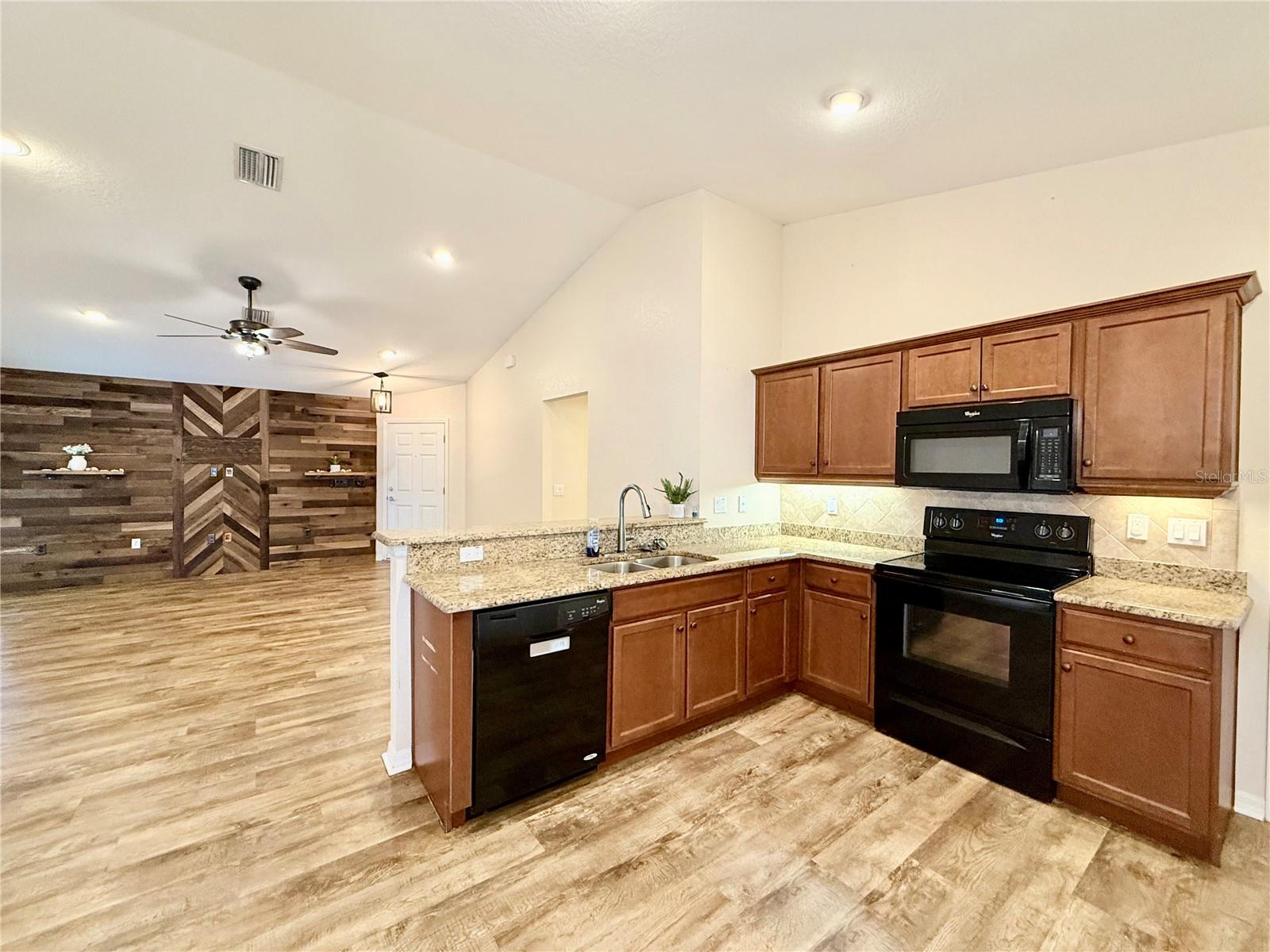 Listing photo id 9 for 6054 Merrifield Drive