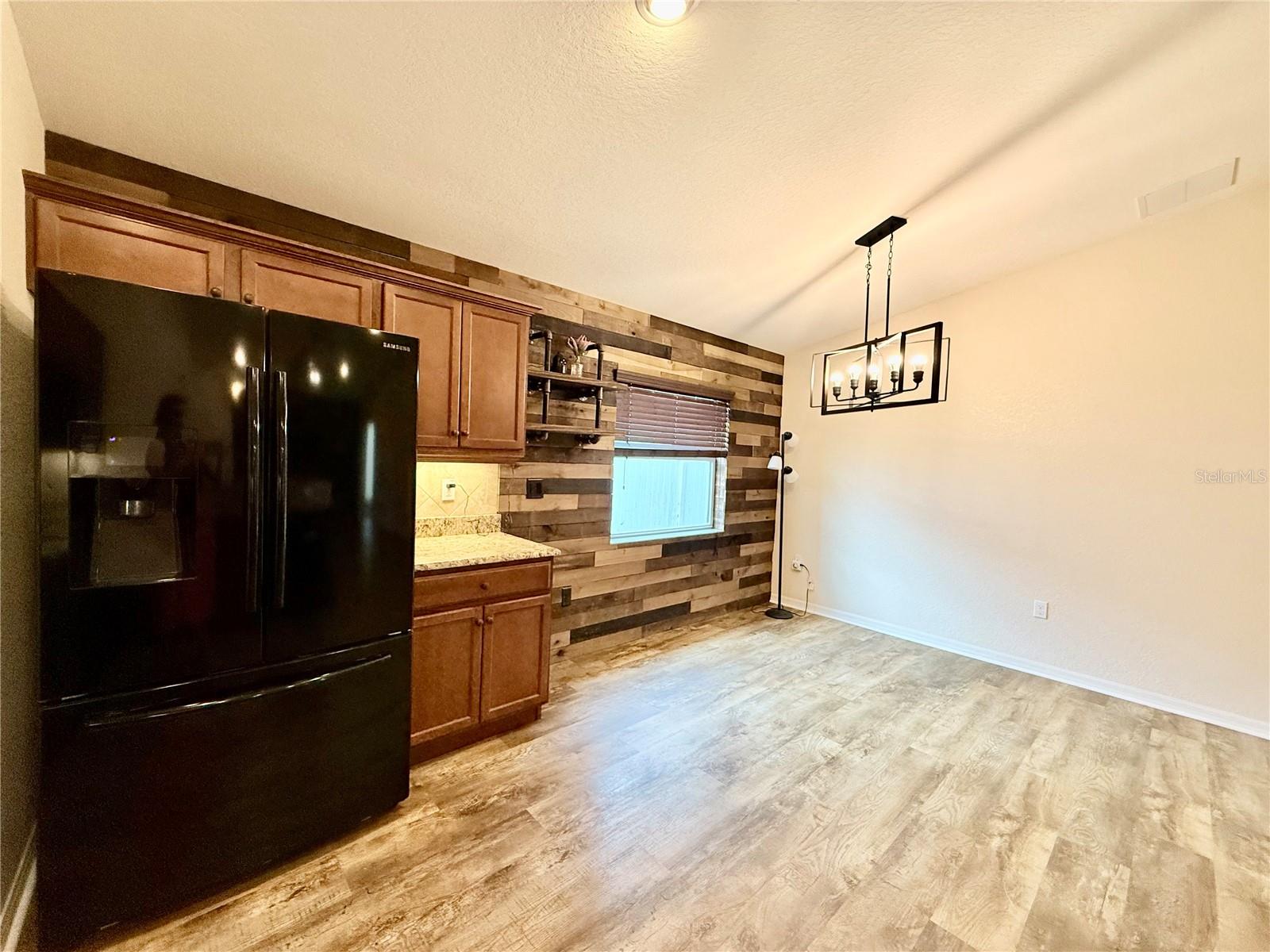 Listing photo id 10 for 6054 Merrifield Drive
