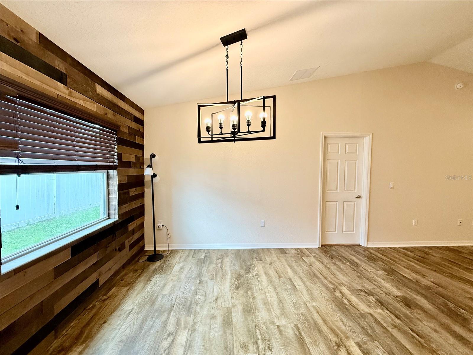 Listing photo id 11 for 6054 Merrifield Drive
