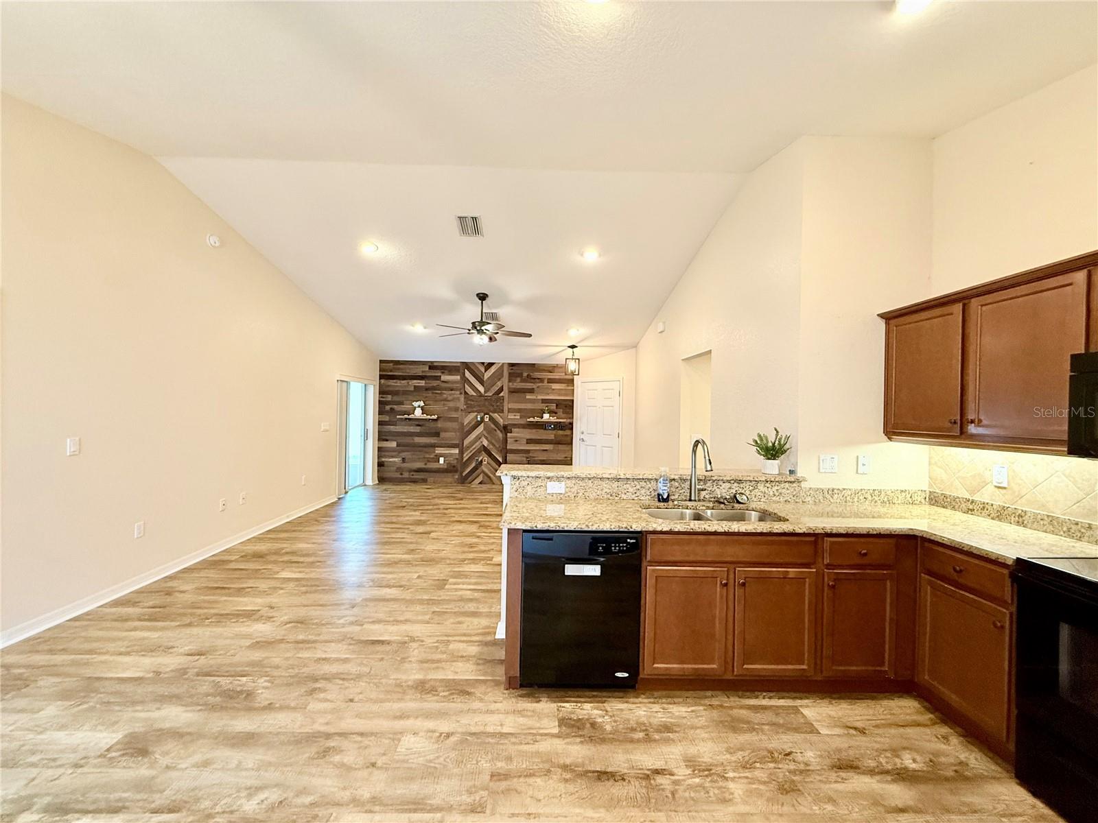Listing photo id 12 for 6054 Merrifield Drive