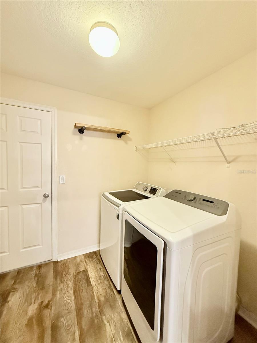 Listing photo id 13 for 6054 Merrifield Drive