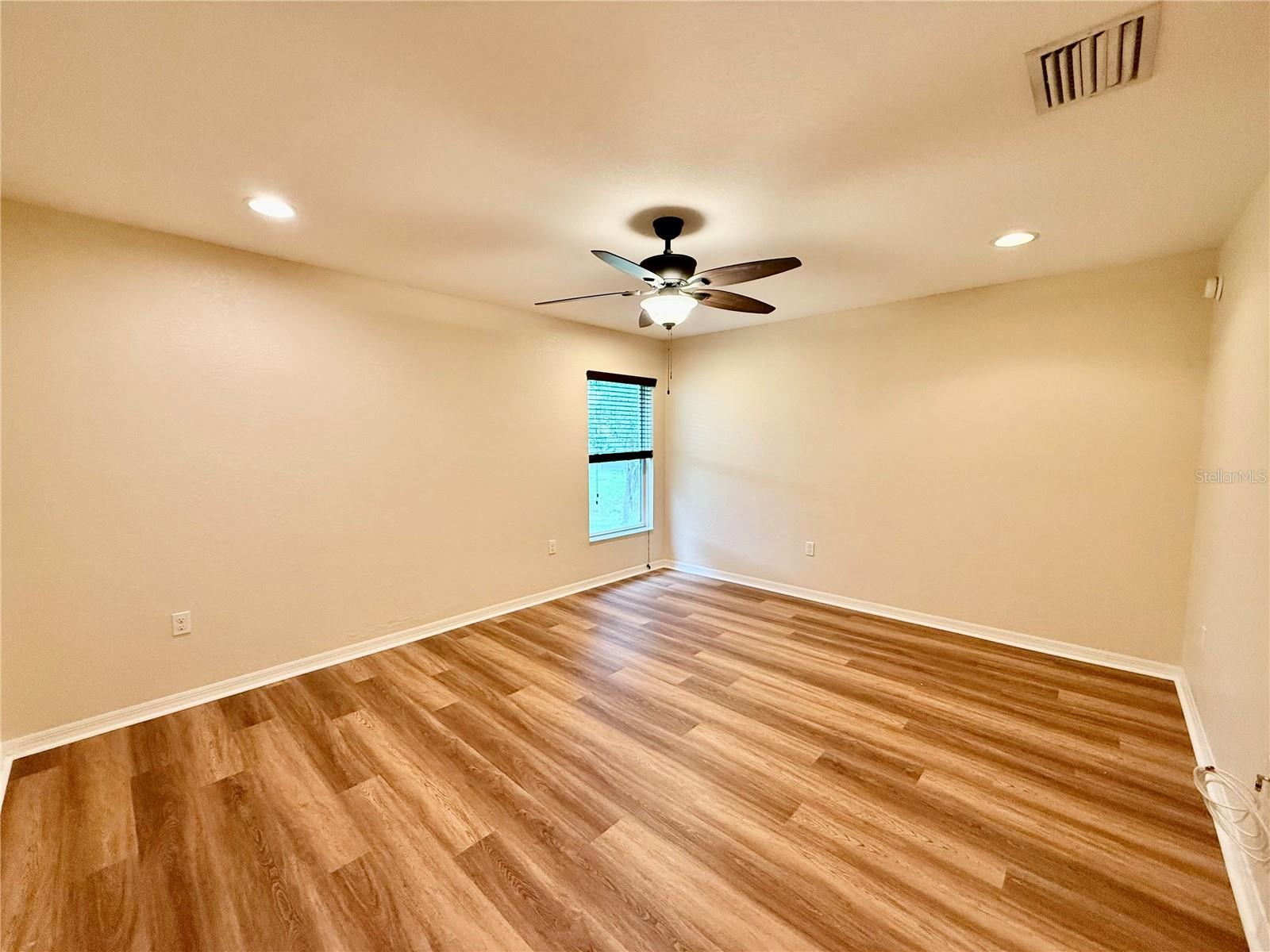 Listing photo id 16 for 6054 Merrifield Drive