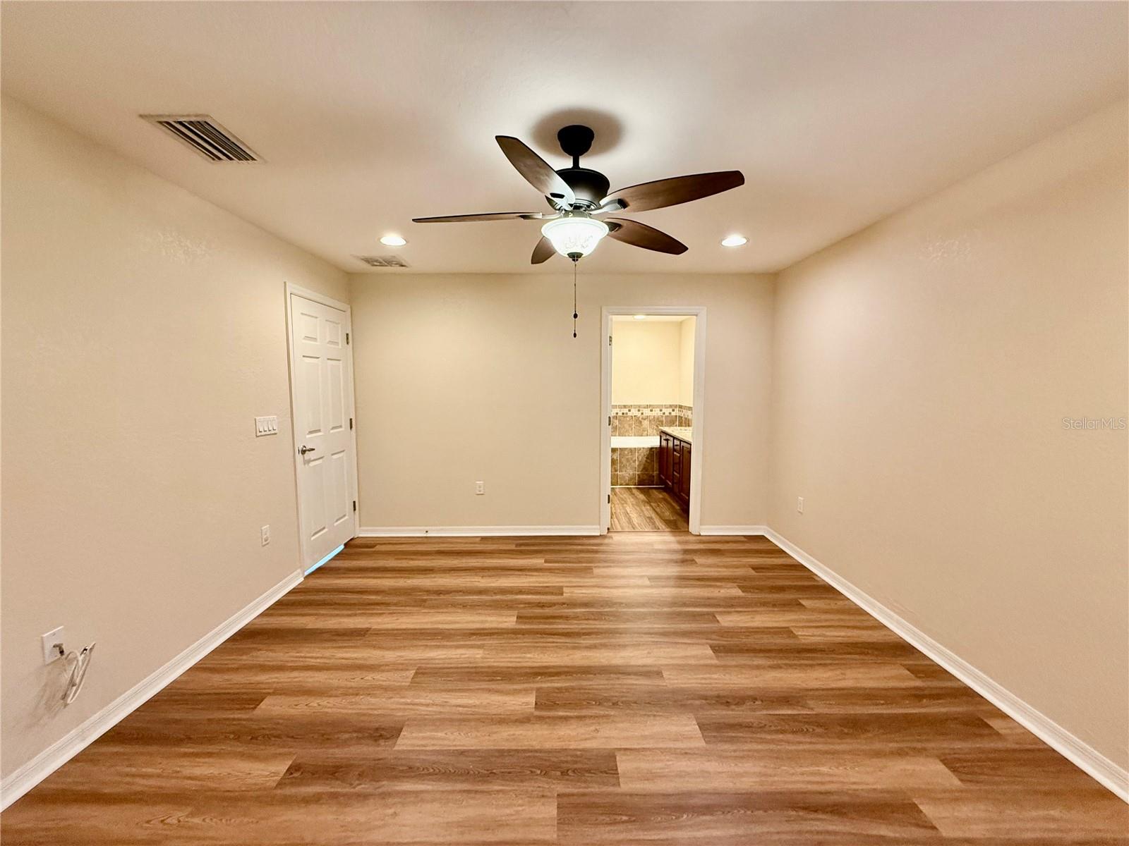 Listing photo id 17 for 6054 Merrifield Drive