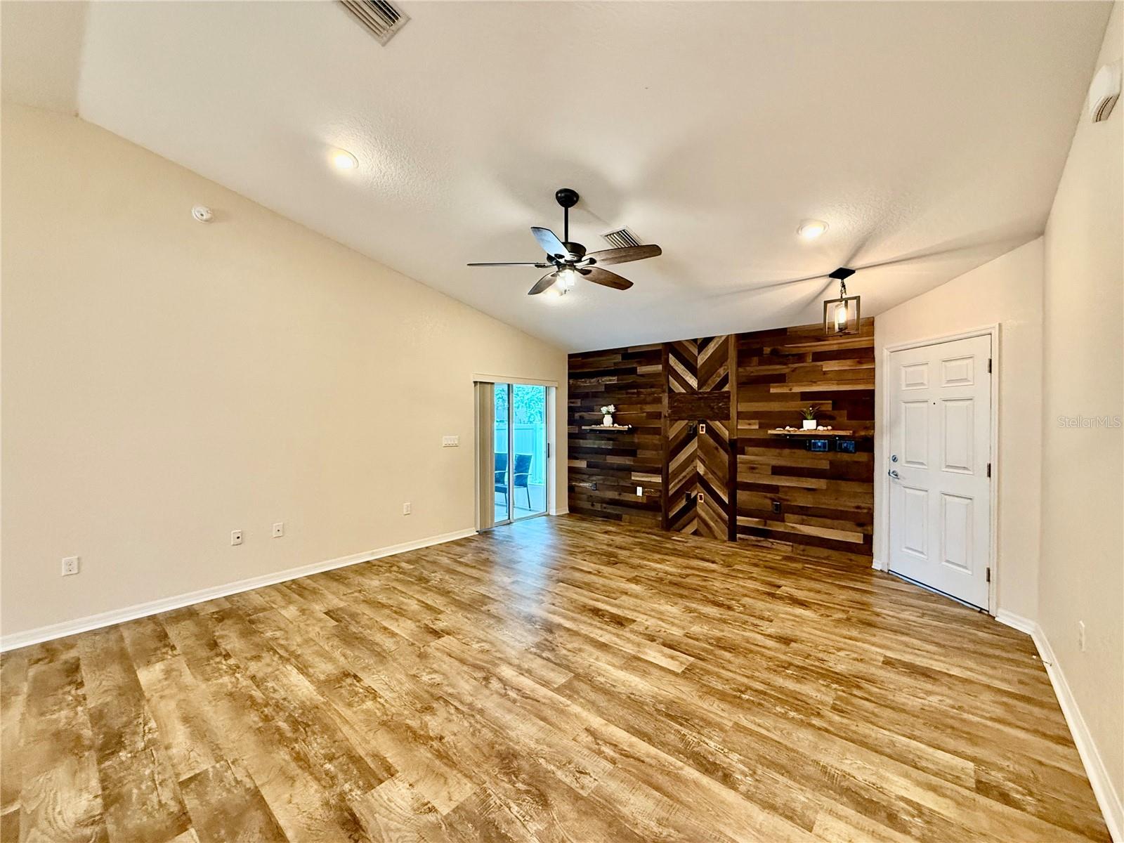 Listing photo id 3 for 6054 Merrifield Drive