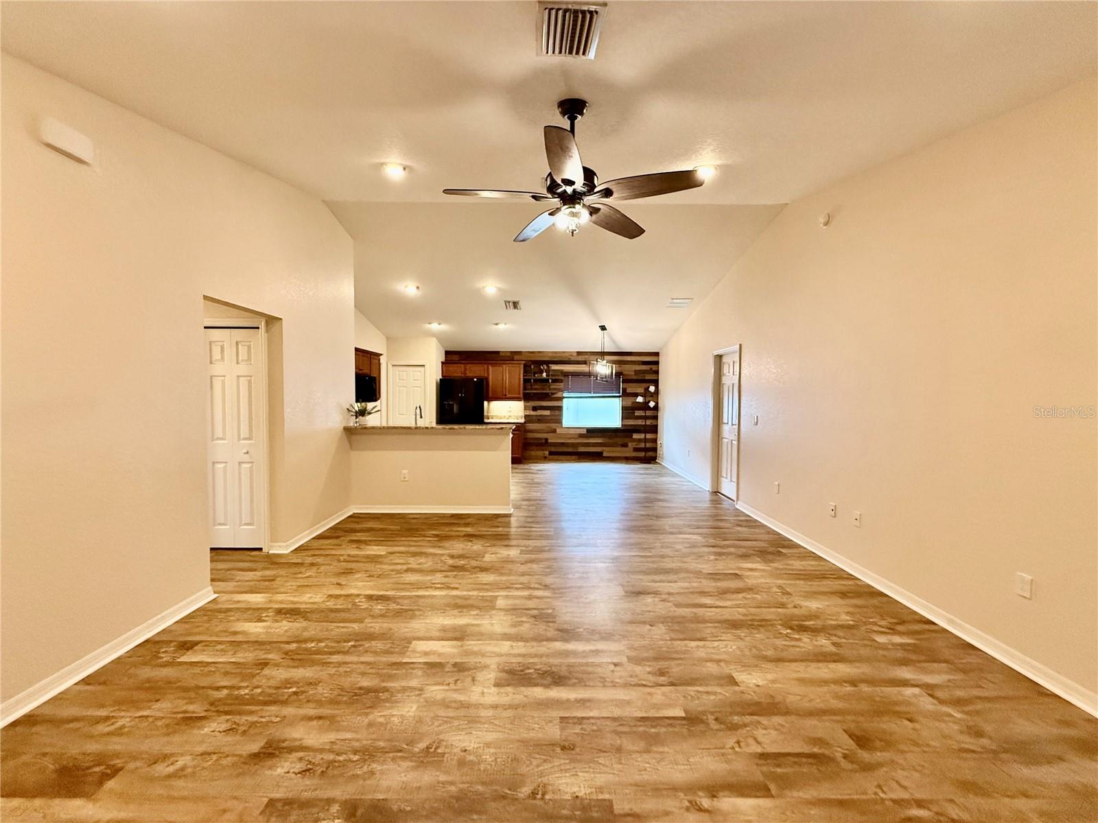 Listing photo id 4 for 6054 Merrifield Drive