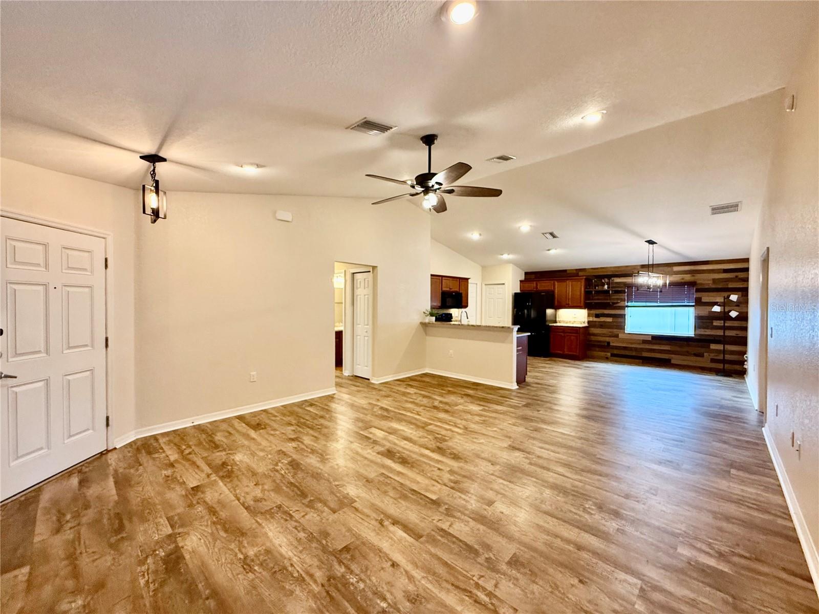 Listing photo id 5 for 6054 Merrifield Drive