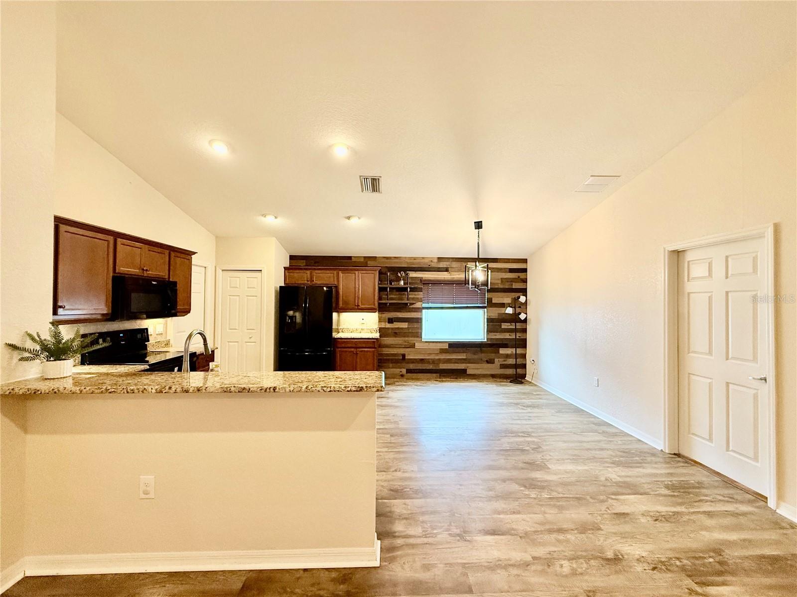 Listing photo id 6 for 6054 Merrifield Drive
