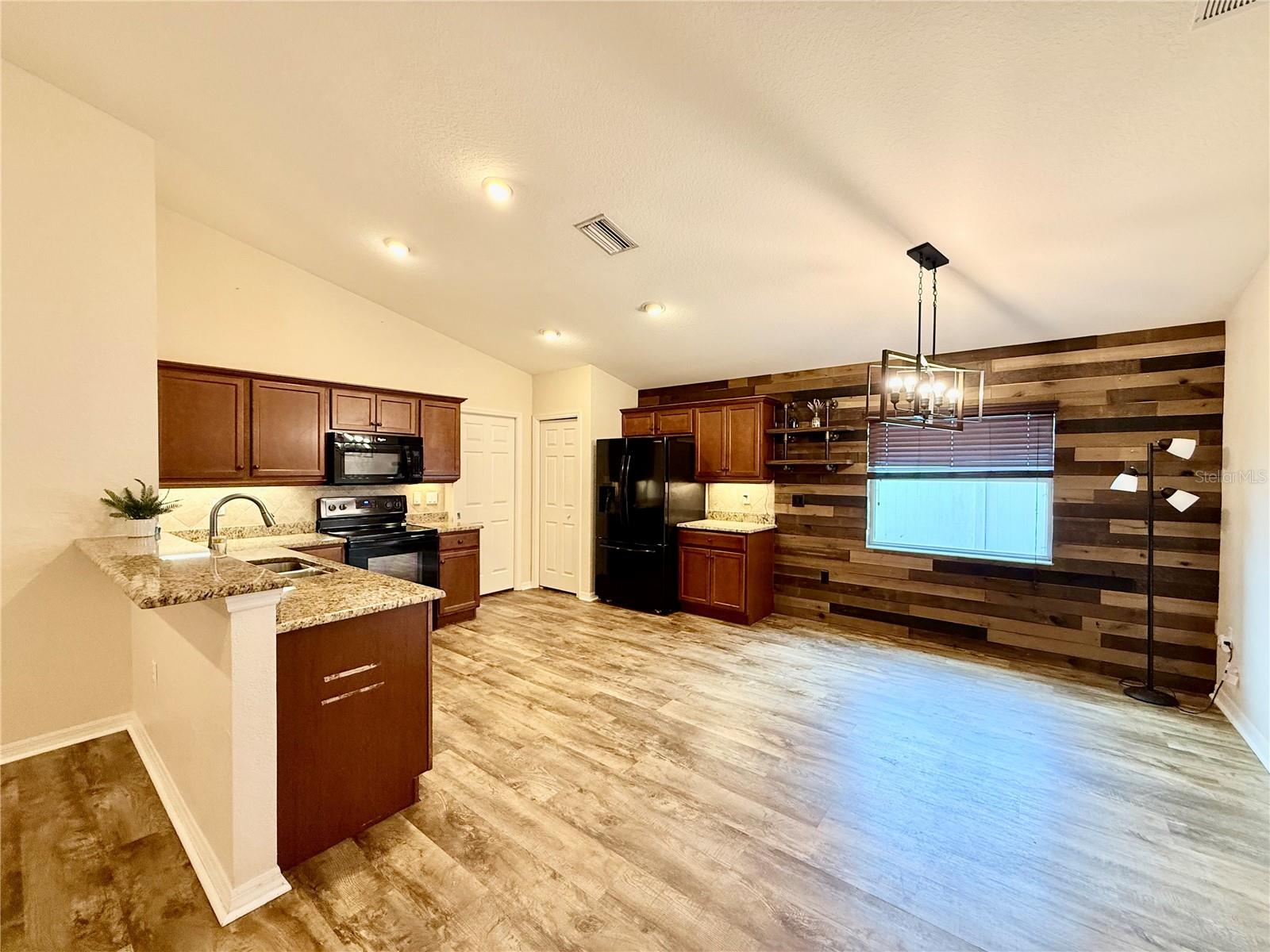 Listing photo id 7 for 6054 Merrifield Drive